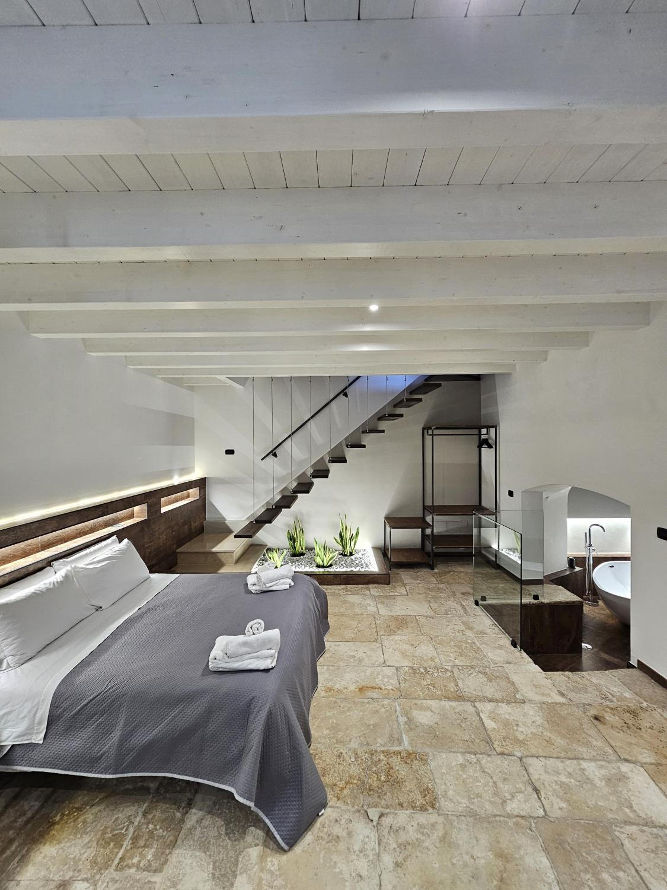 Deluxe Double Room - Photo 10