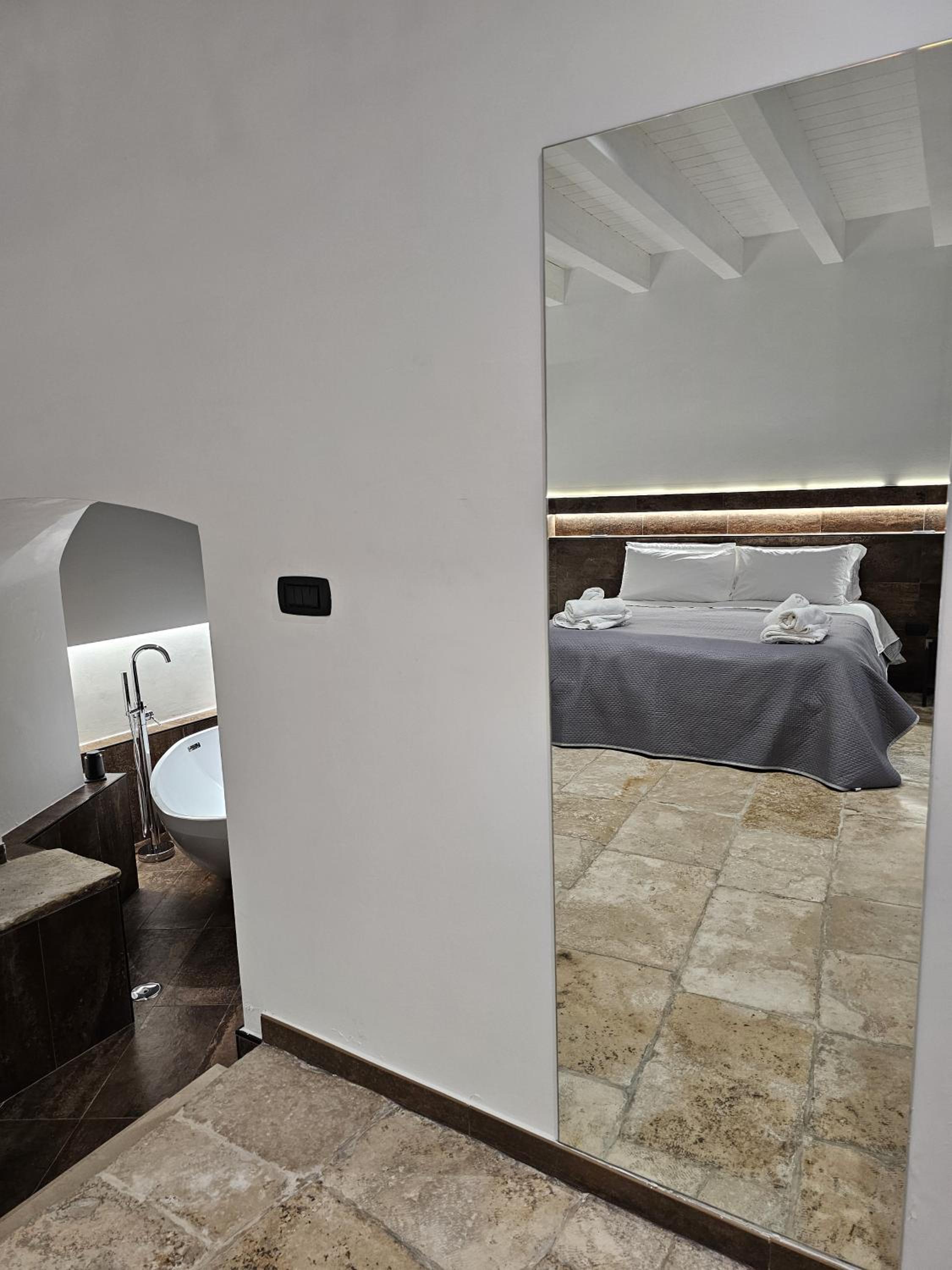 Deluxe Double Room - Photo 9