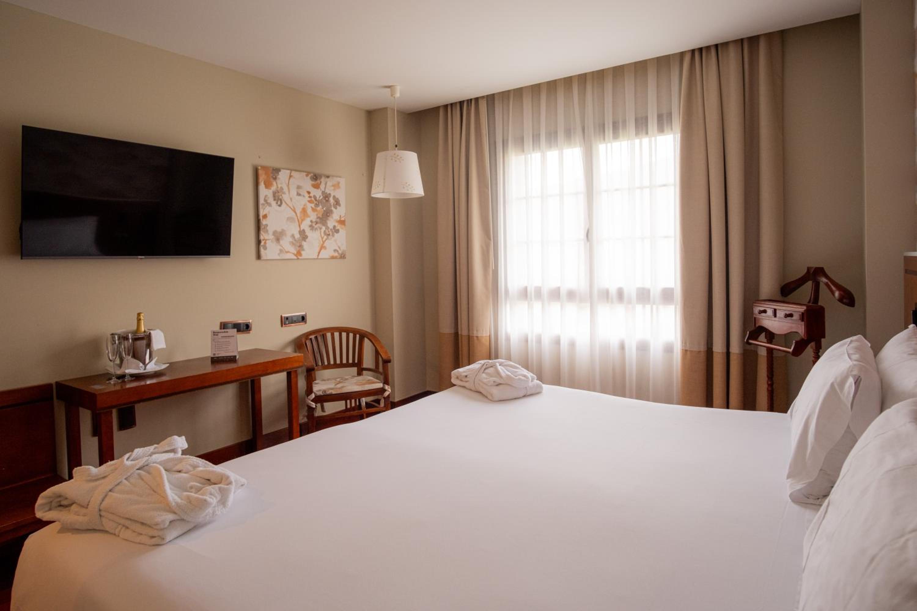 Double or Twin Room - Photo 5