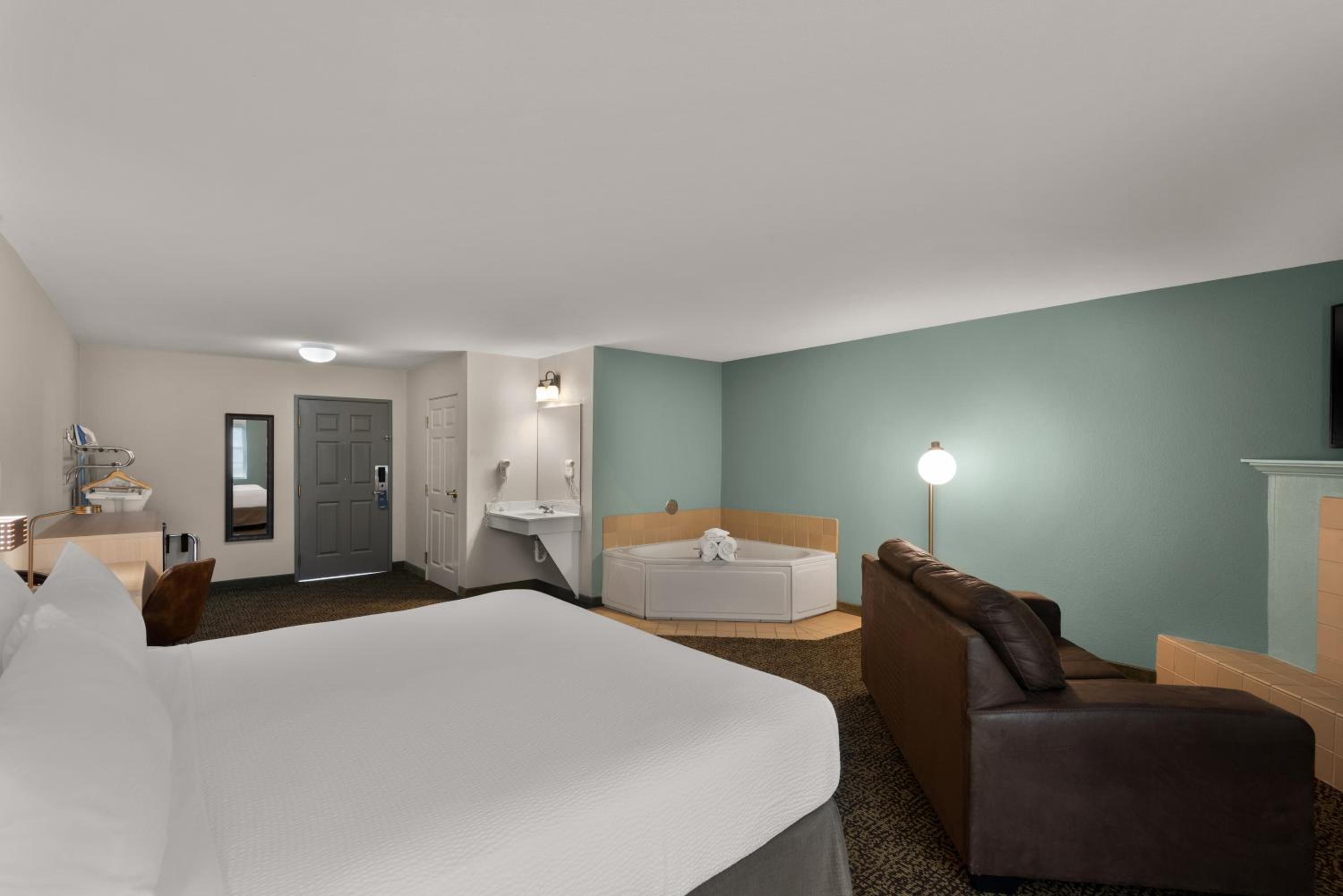 King Suite with Mobility Access and Bathtub with Grab Bars, Non-Smoking - Photo 4