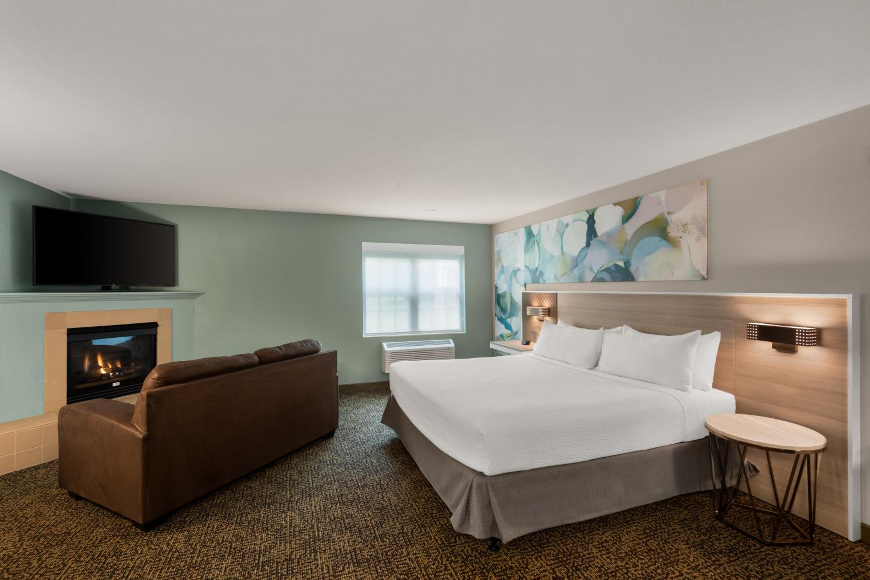 King Suite with Mobility Access and Bathtub with Grab Bars, Non-Smoking - Photo 2