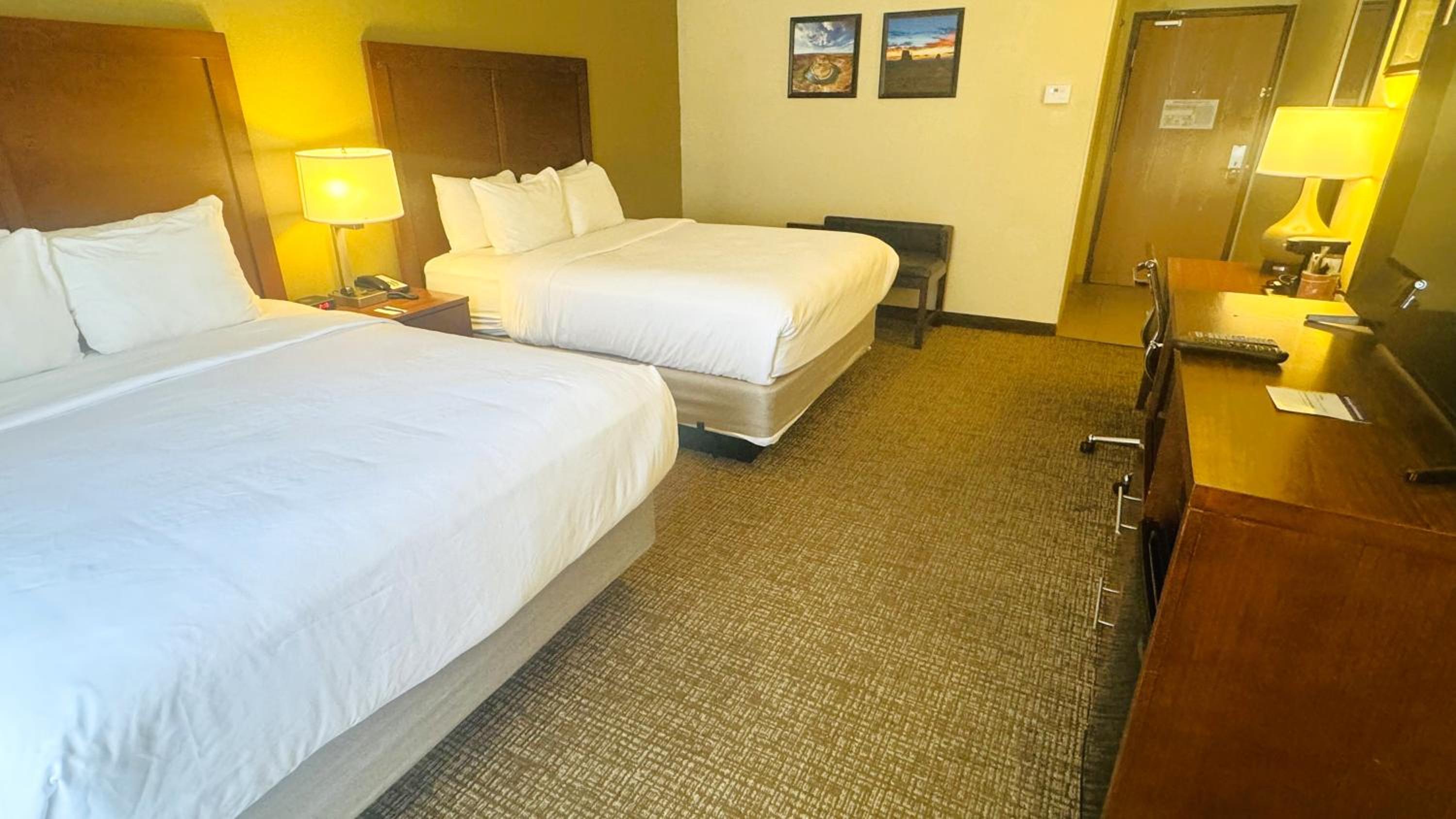 Queen Room with Two Queen Beds - Non-Smoking - Photo 2