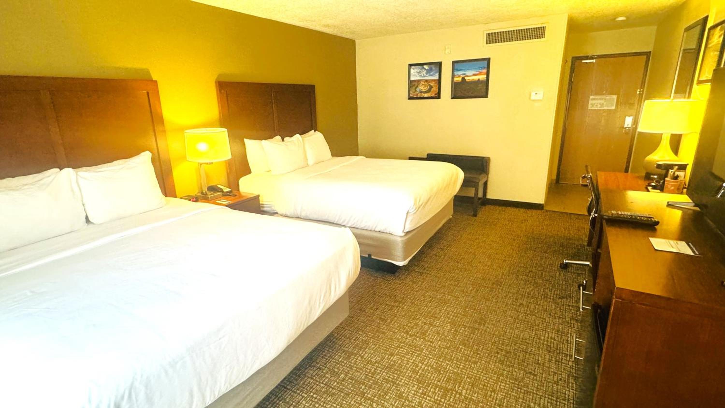Queen Room with Two Queen Beds - Non-Smoking - Photo 3