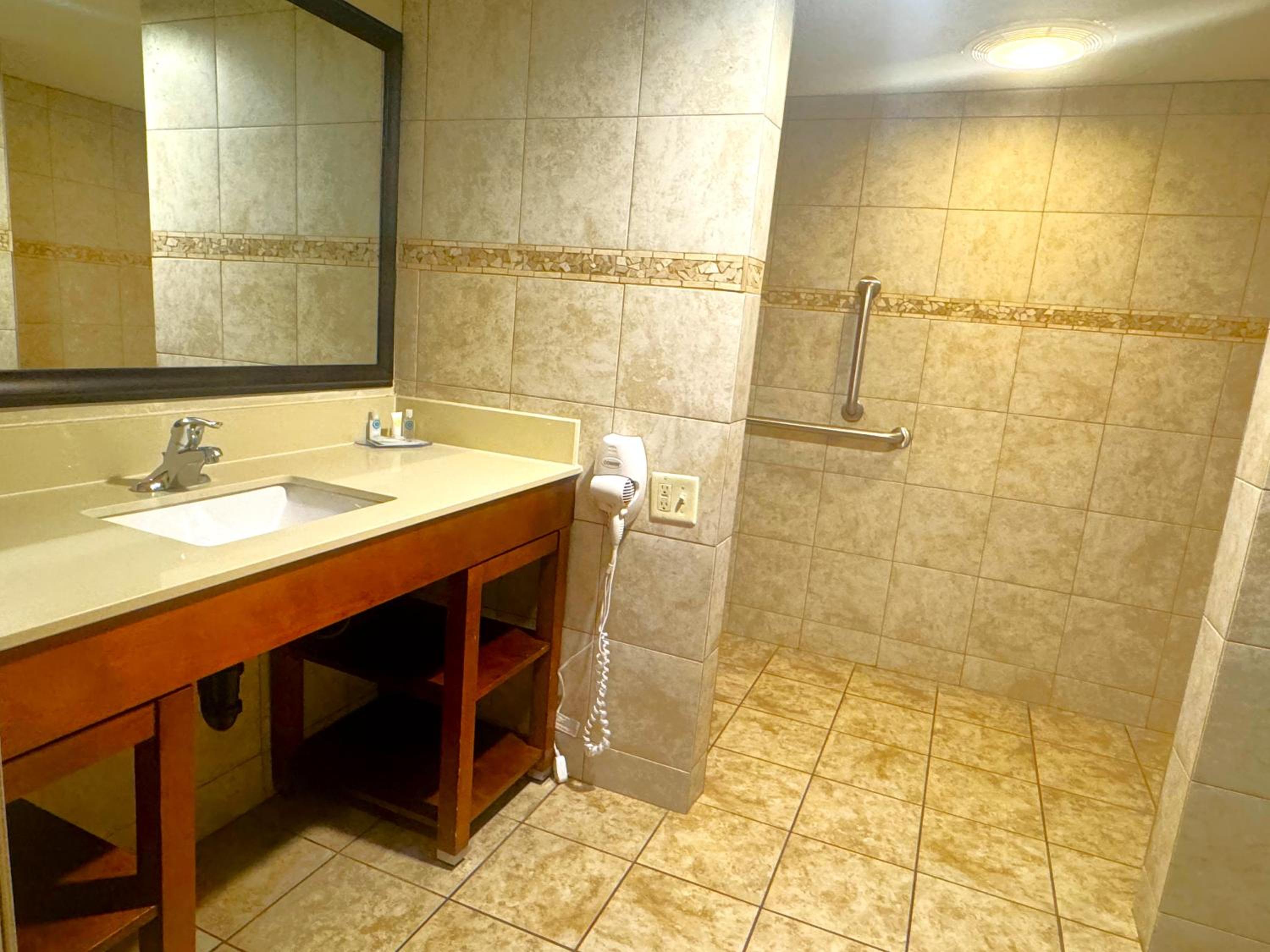 King Room - Accessible/Non-Smoking - Photo 5