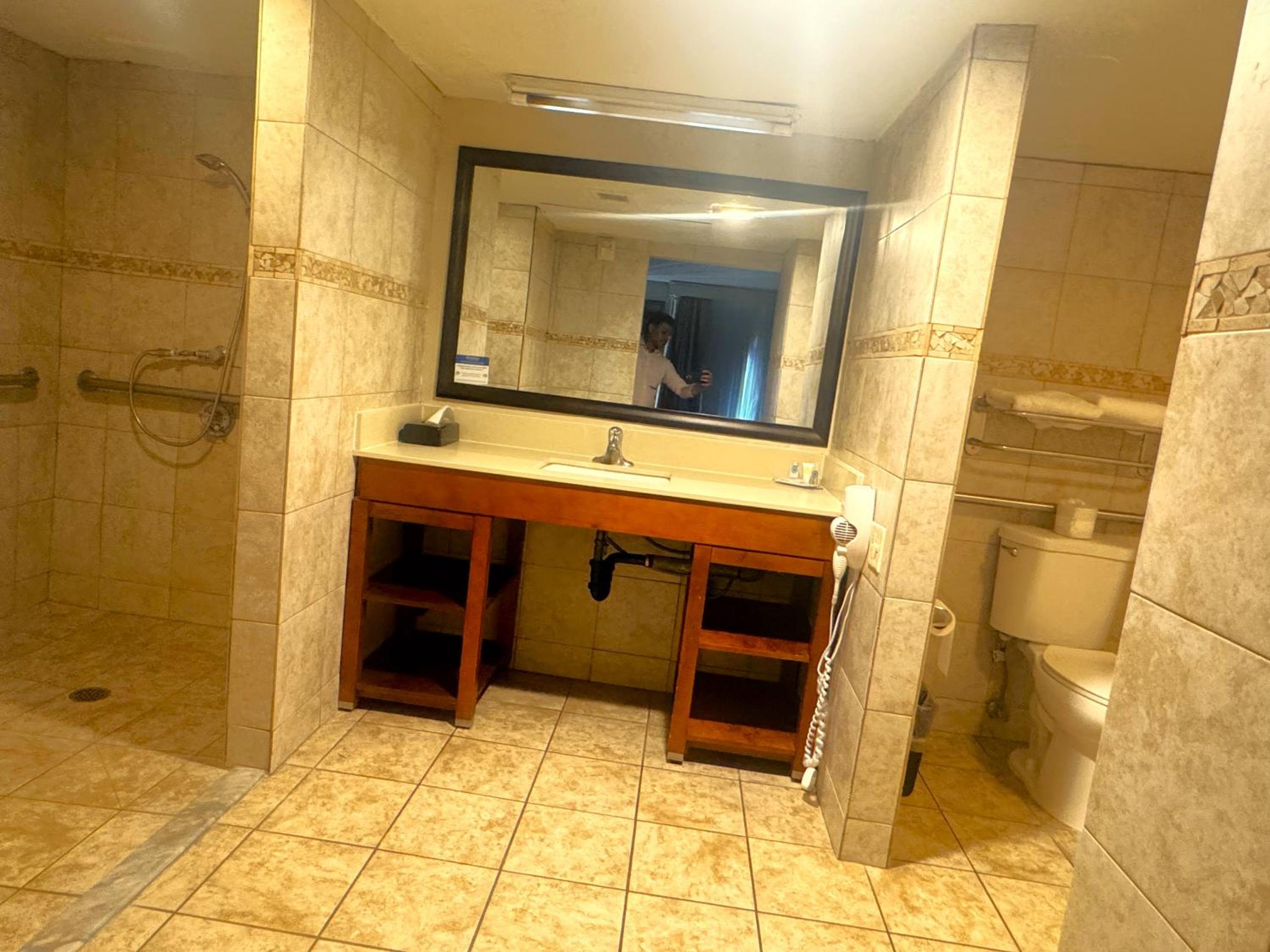 King Room - Accessible/Non-Smoking - Photo 4