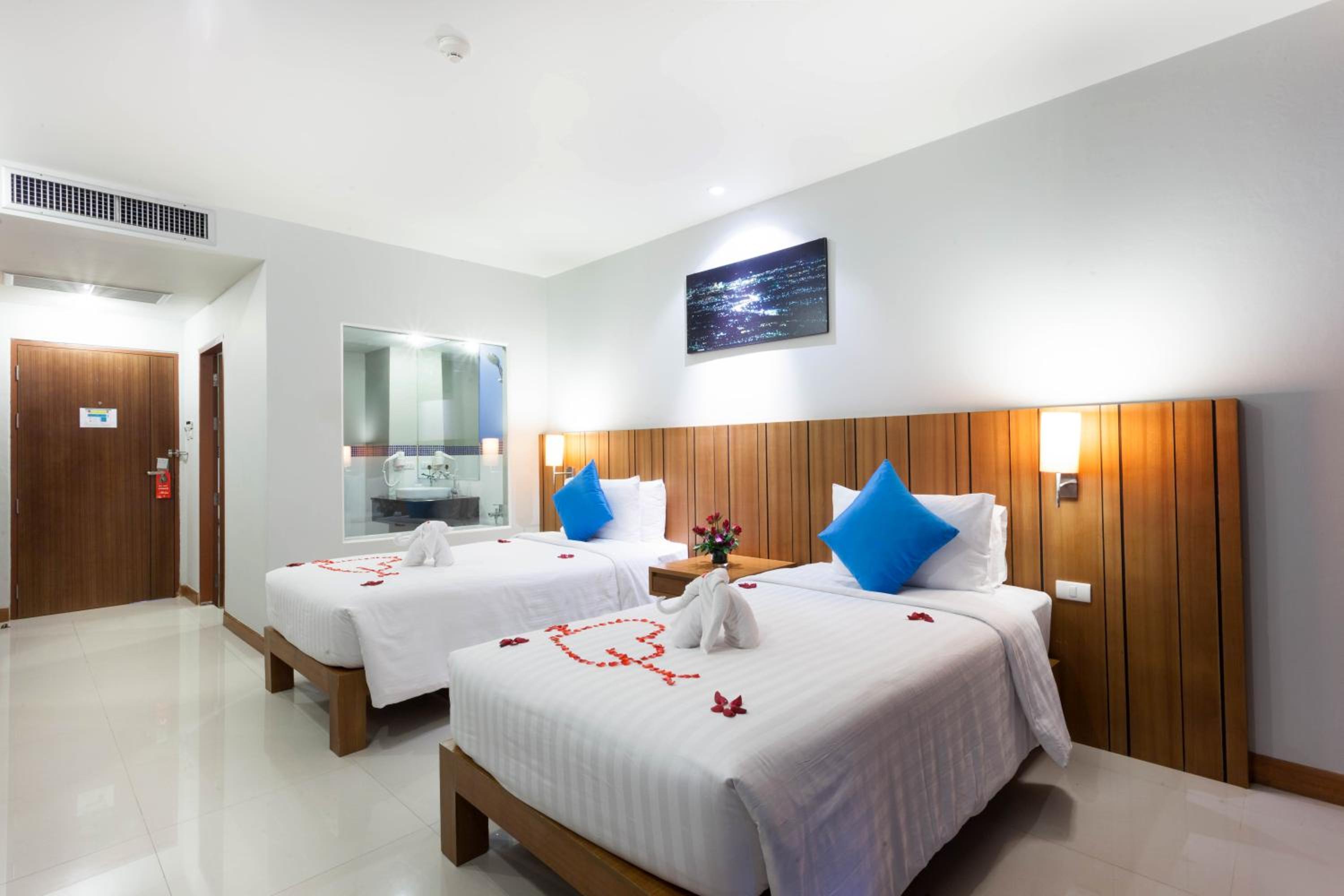 Deluxe Double or Twin Room with Pool Access - Photo 5