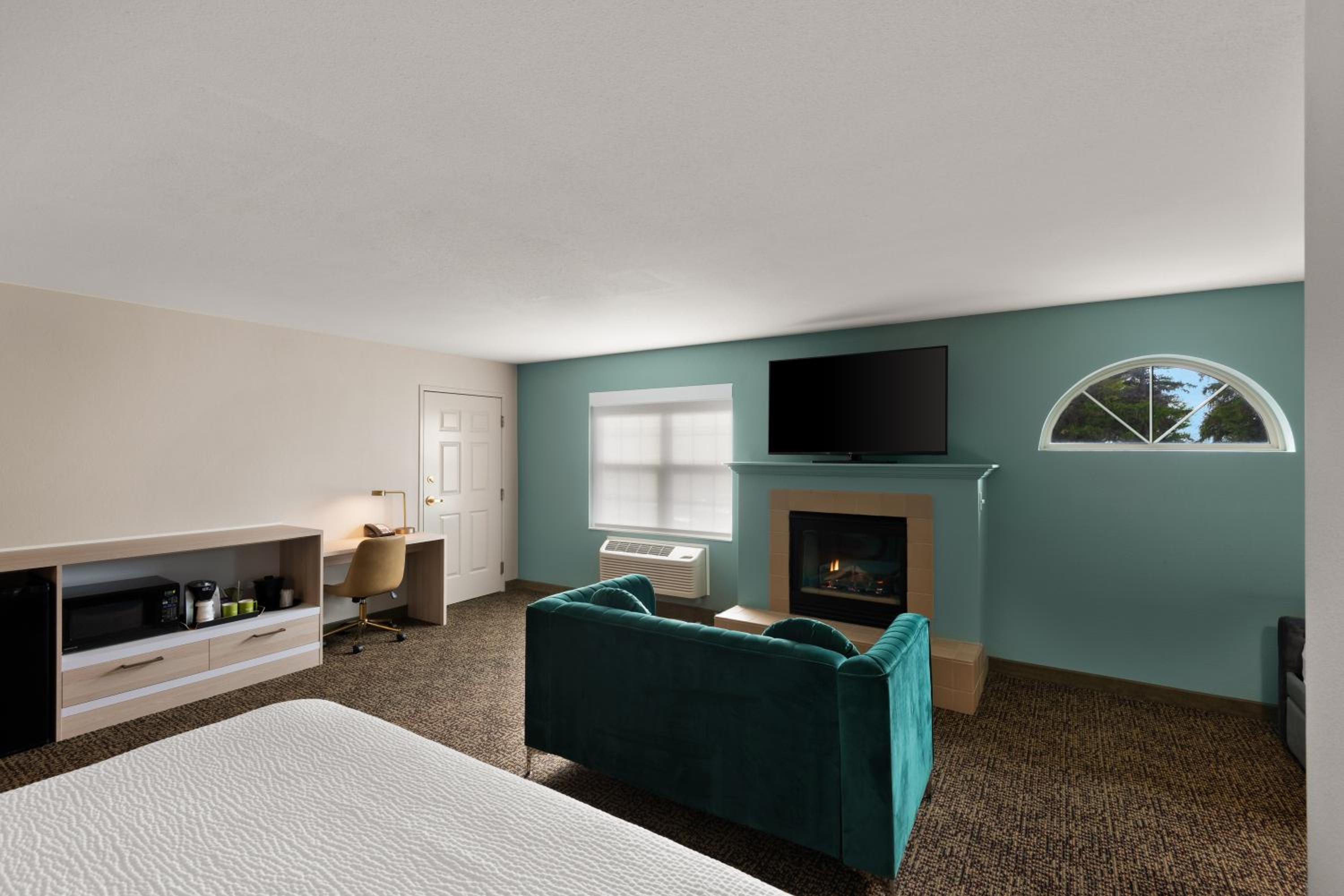 King Suite with Fireplace - Non-Smoking - Photo 2