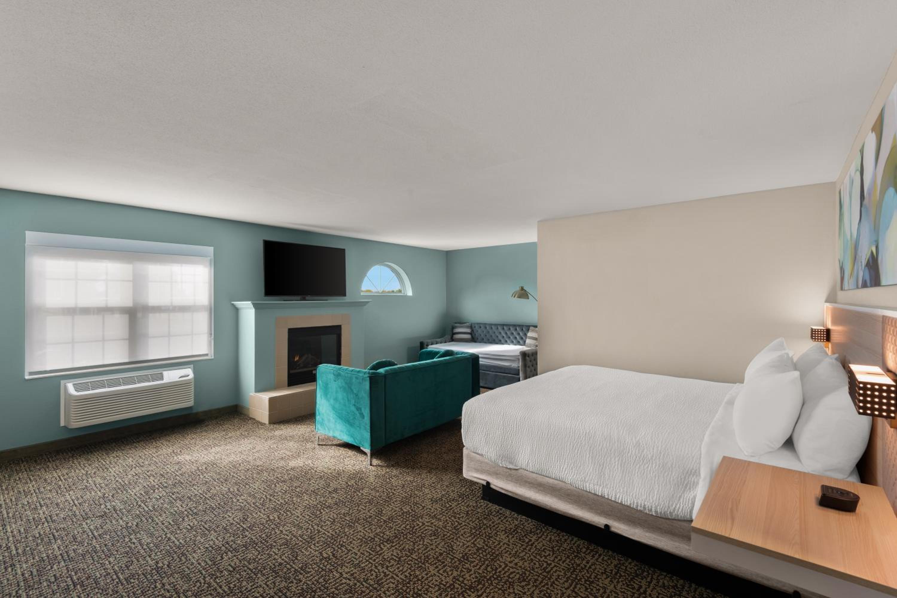 King Suite with Fireplace - Non-Smoking - Photo 4