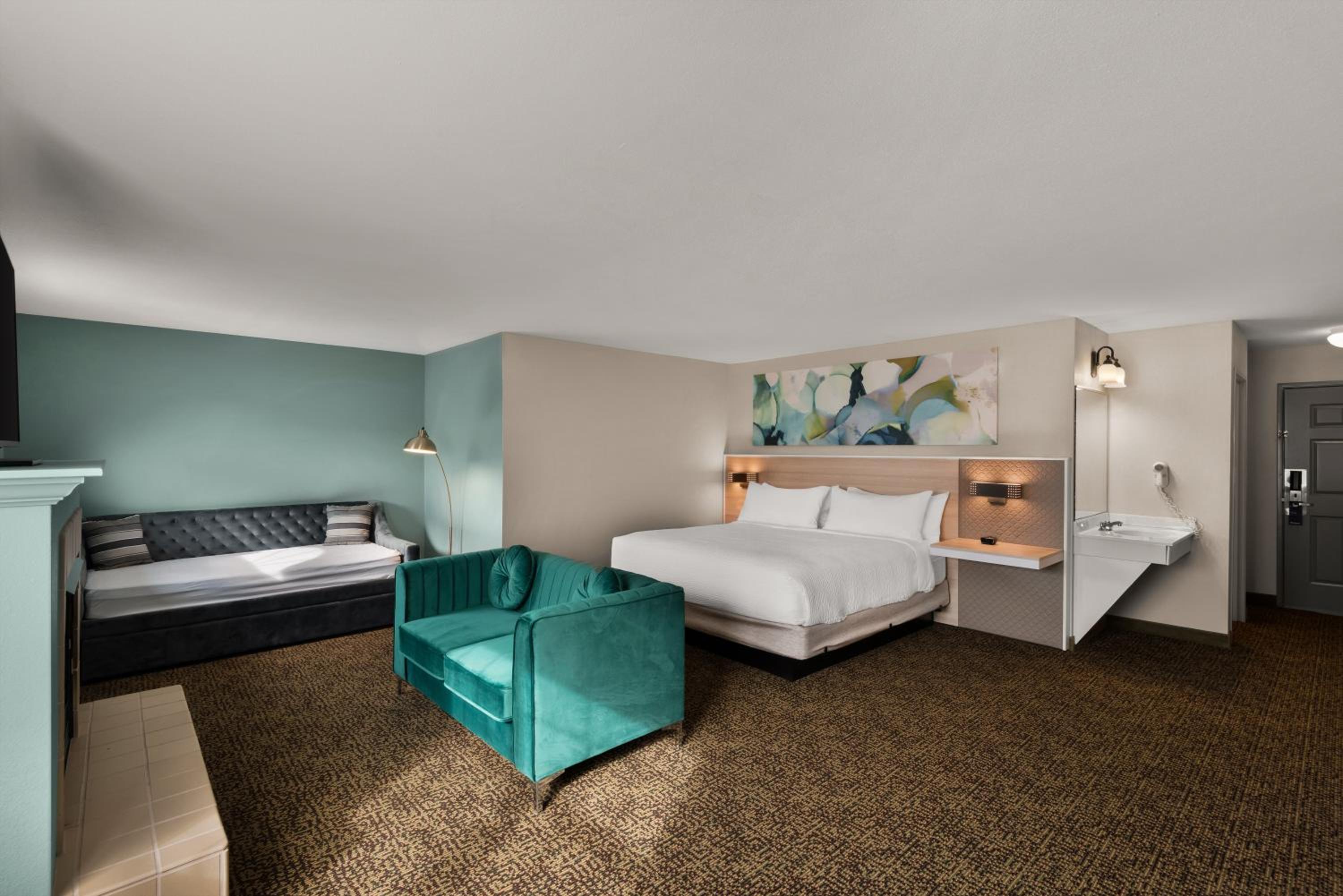 King Suite with Fireplace - Non-Smoking - Photo 3