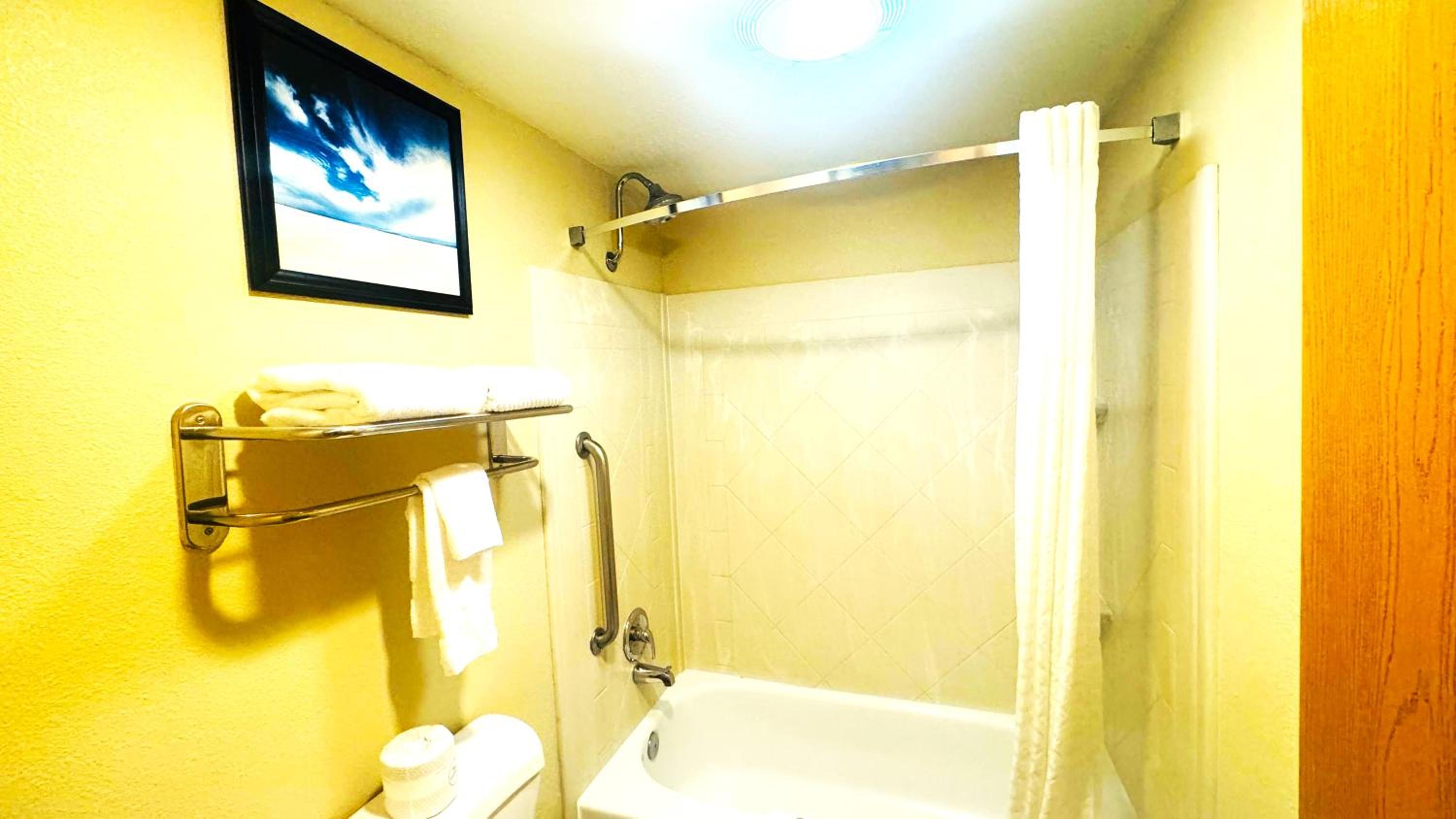 Queen Room - Non-Smoking - Photo 3
