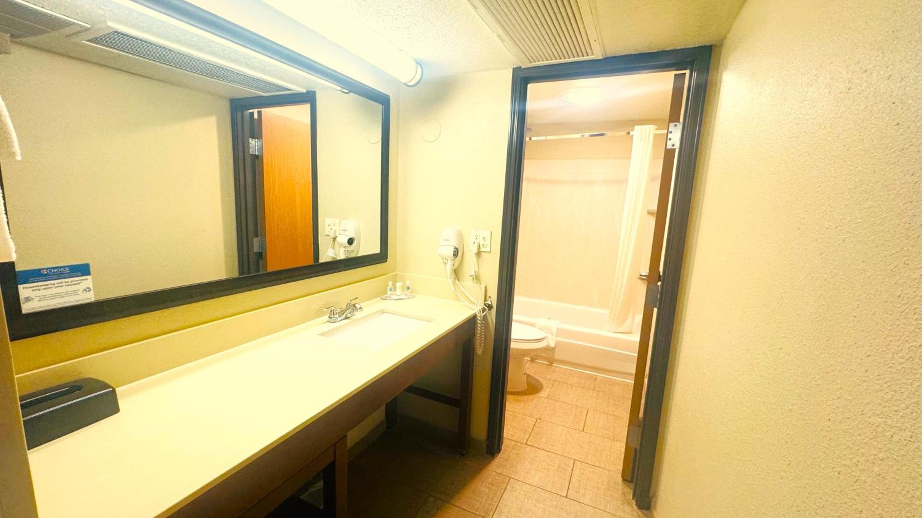 Standard King Room - Non-Smoking  - Photo 6