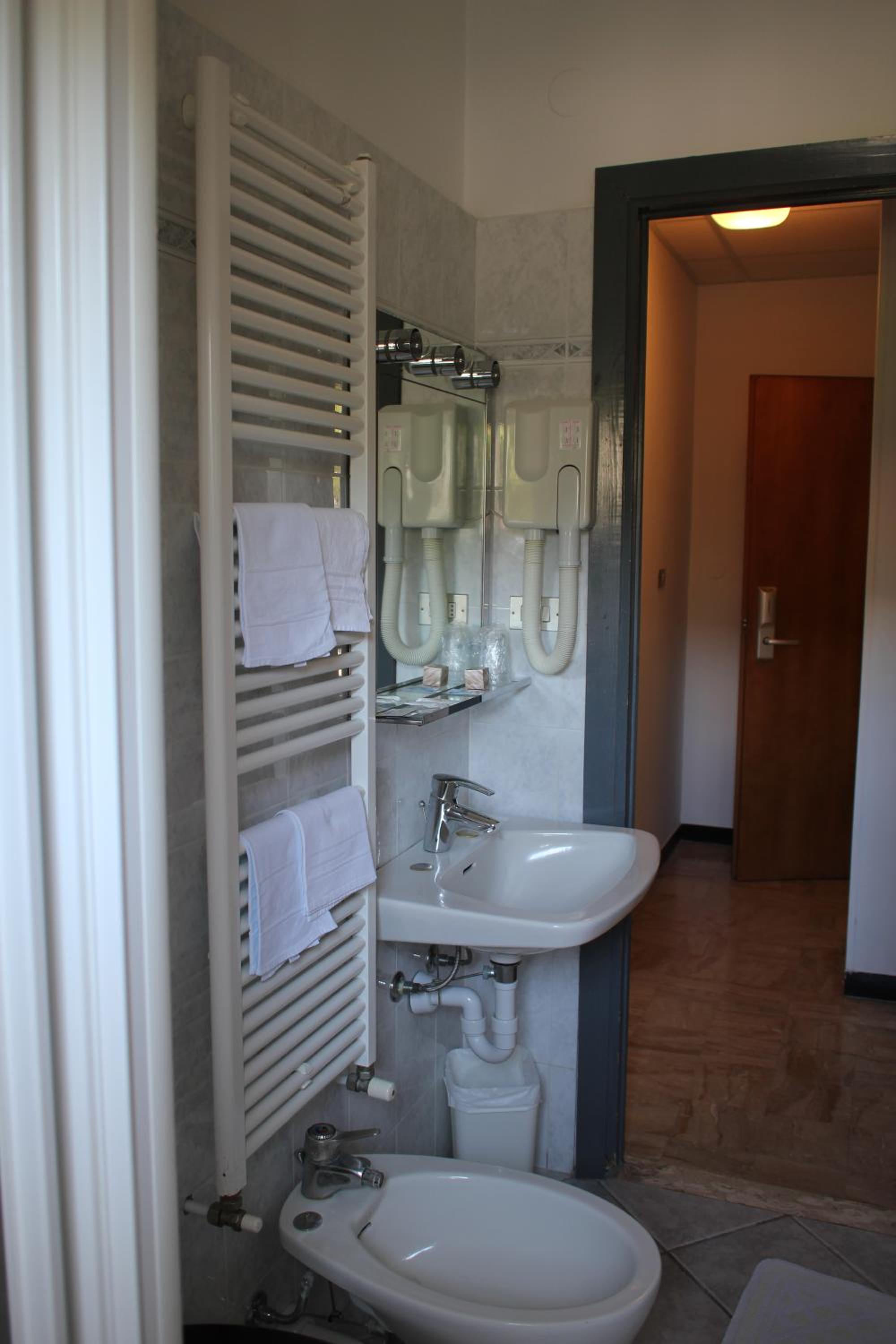 Standard Double Room - Photo 4