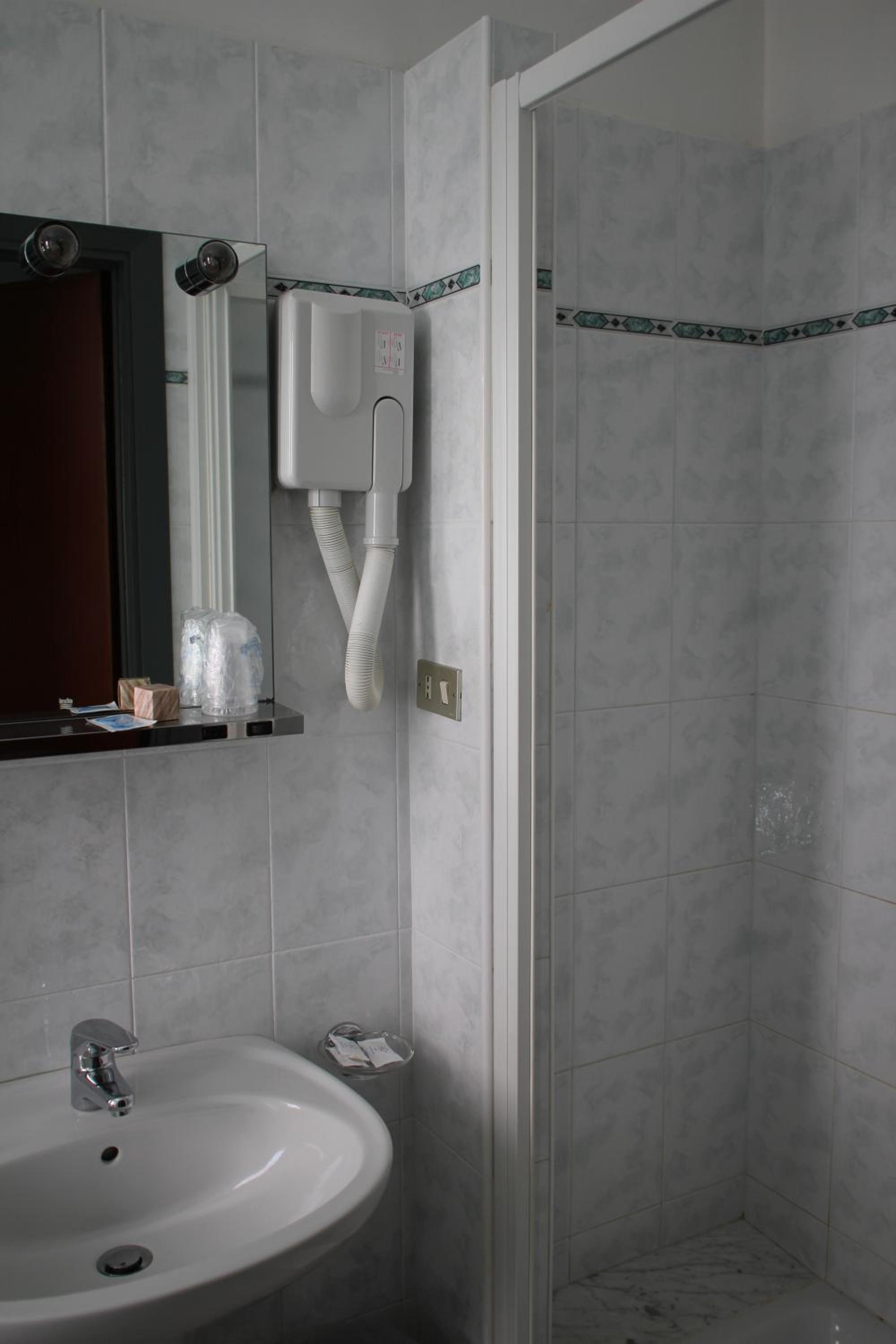 Standard Double Room - Photo 6