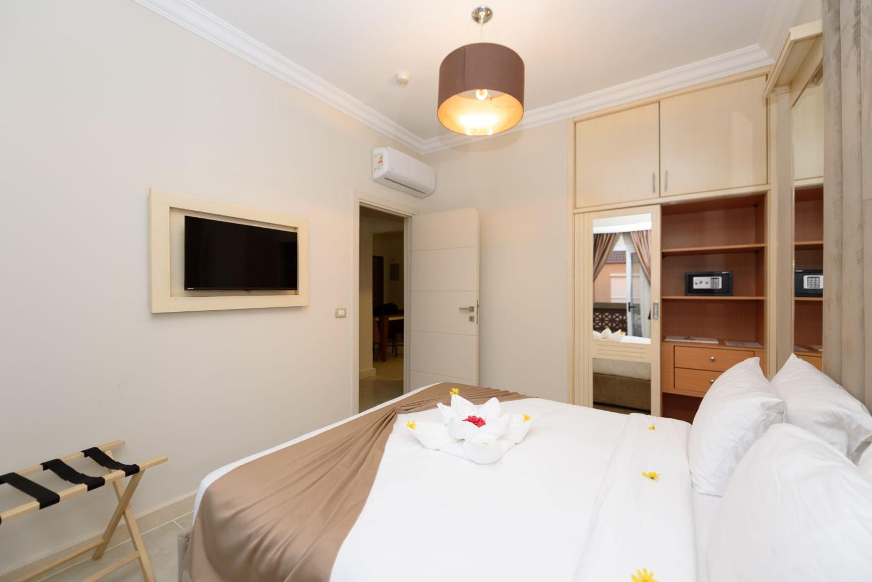 Two-Bedroom Suite Aqua Pool - Photo 23