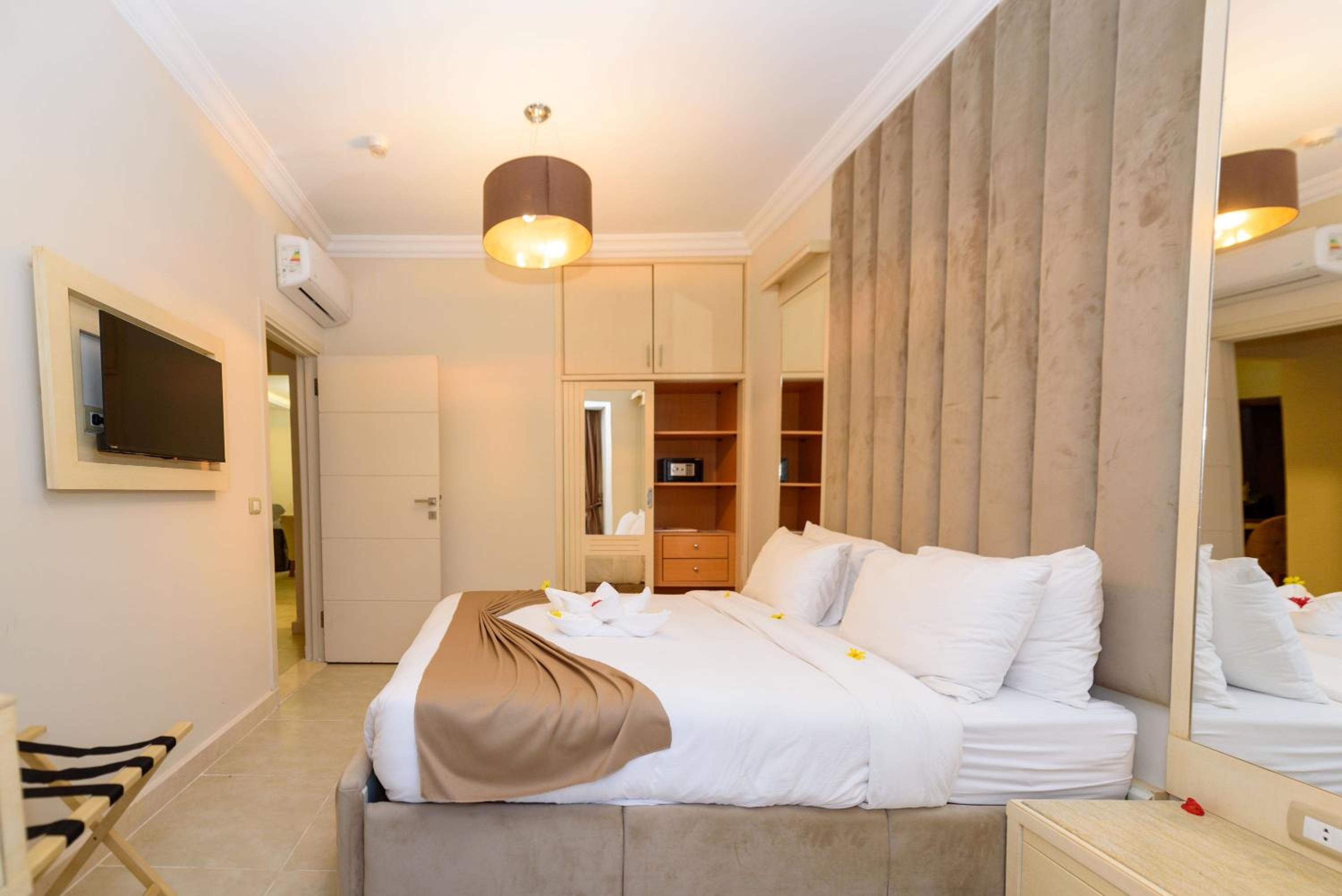 Two-Bedroom Suite Aqua Pool - Photo 24