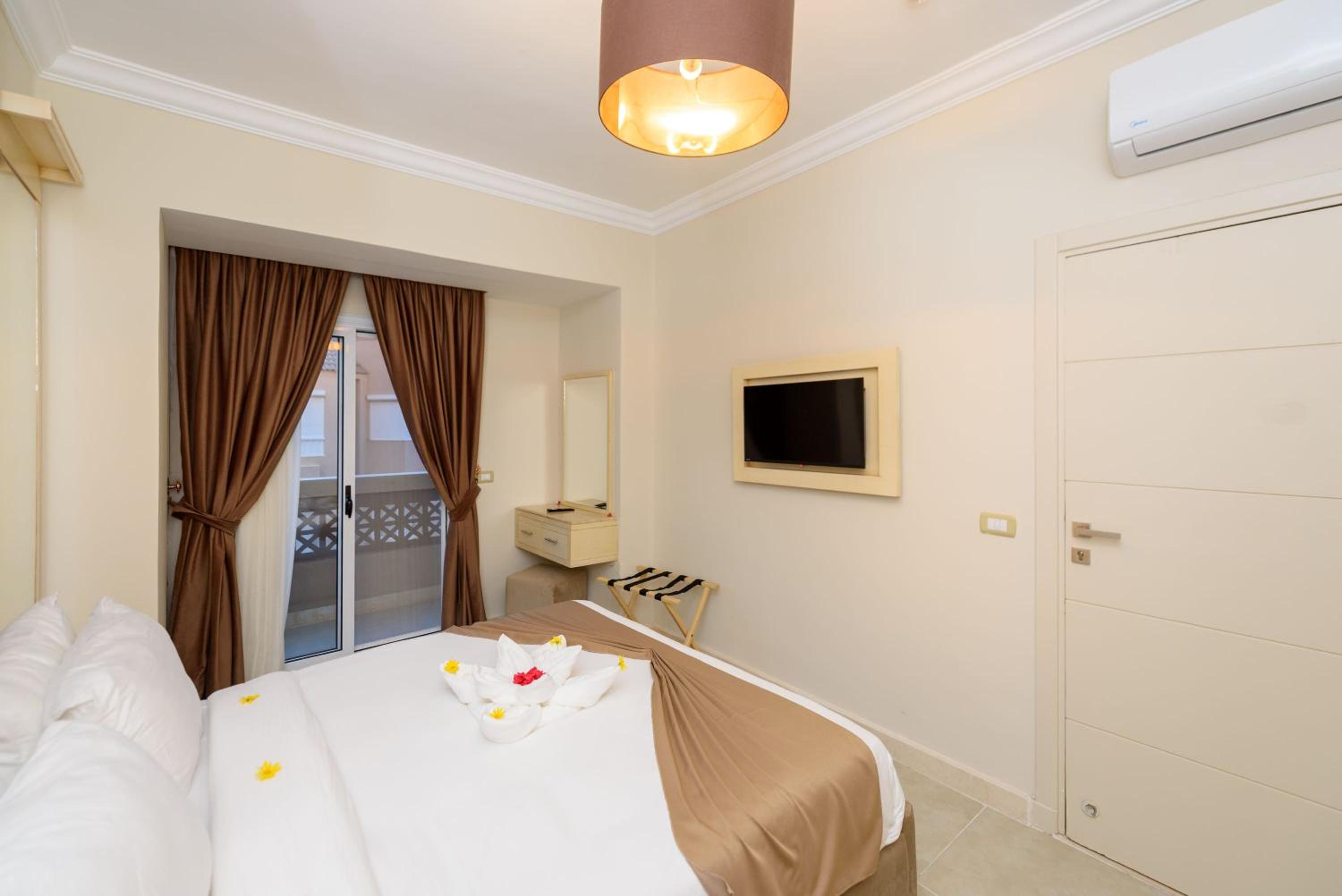 Two-Bedroom Suite Aqua Pool - Photo 21
