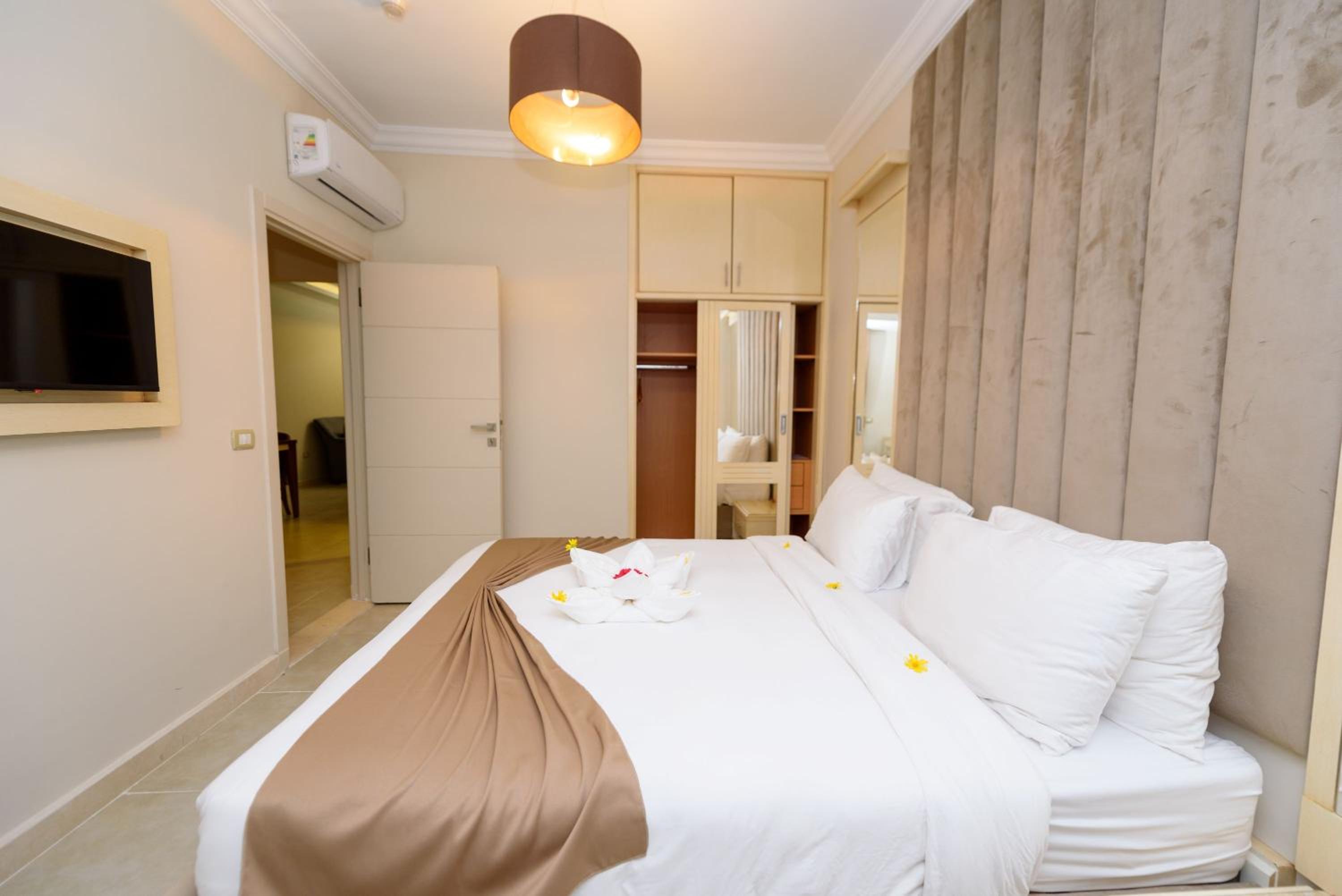 Two-Bedroom Suite Aqua Pool - Photo 26