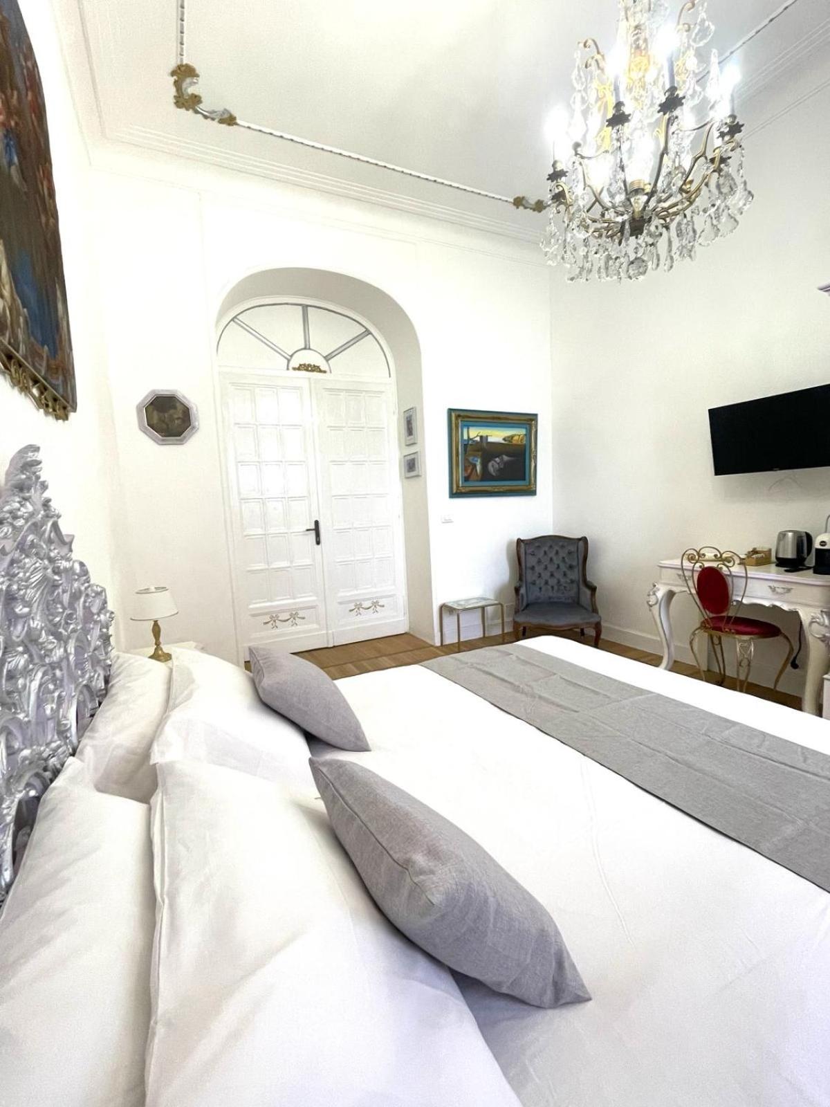 Double Room with Private External Bathroom photo 2