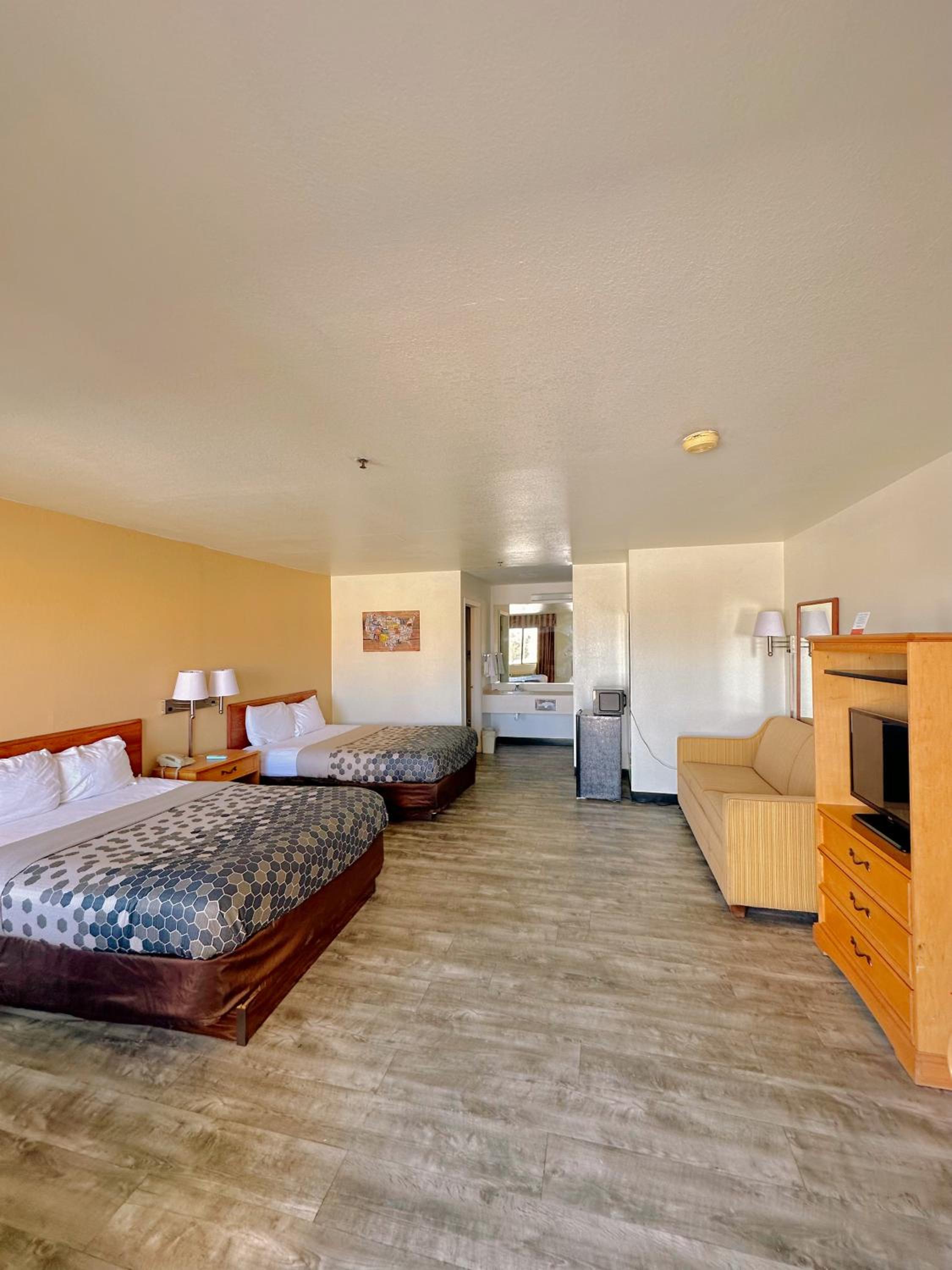 Superior Queen Room with Two Queen Beds - Non Smoking photo 3