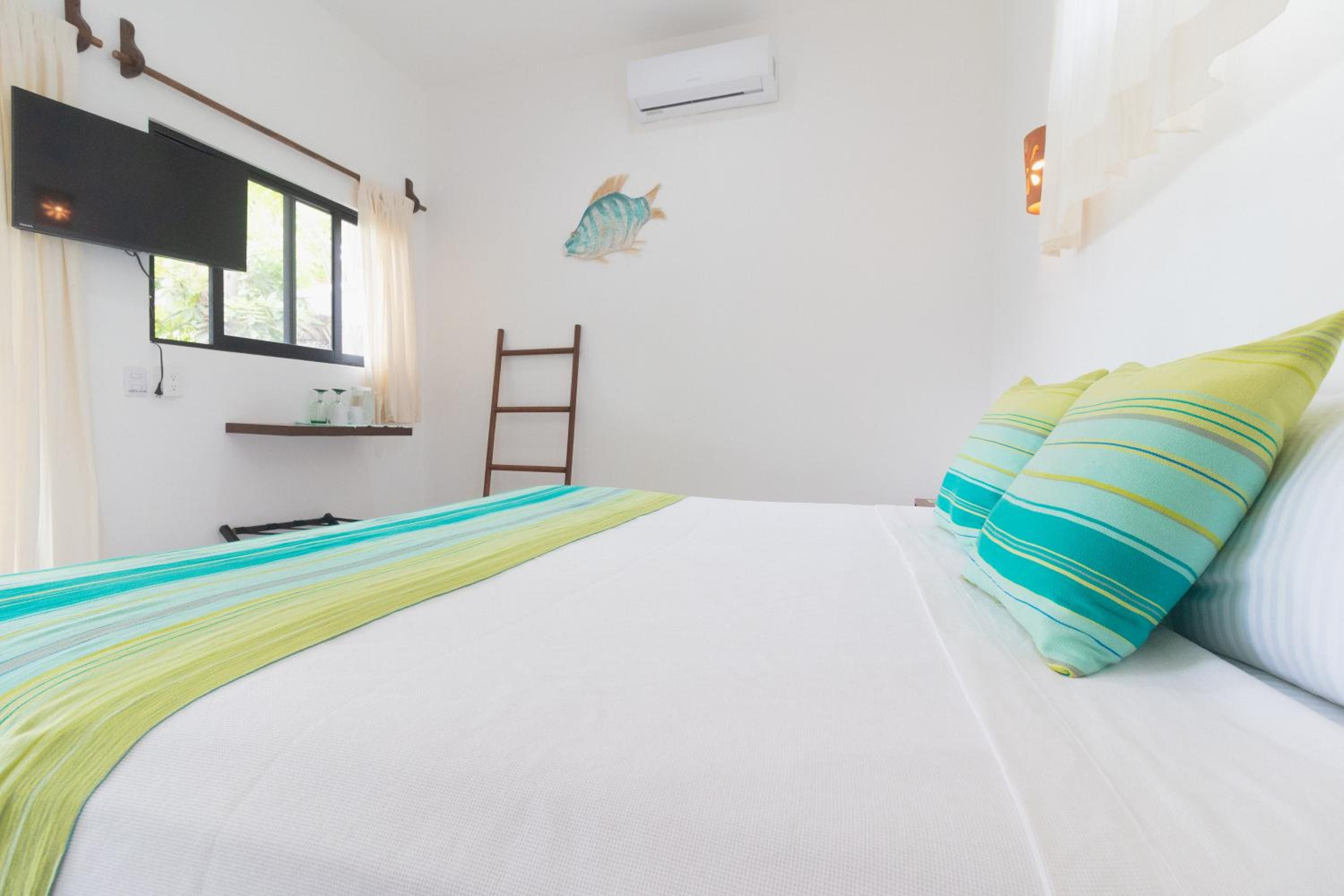 Deluxe King Room - Photo 19