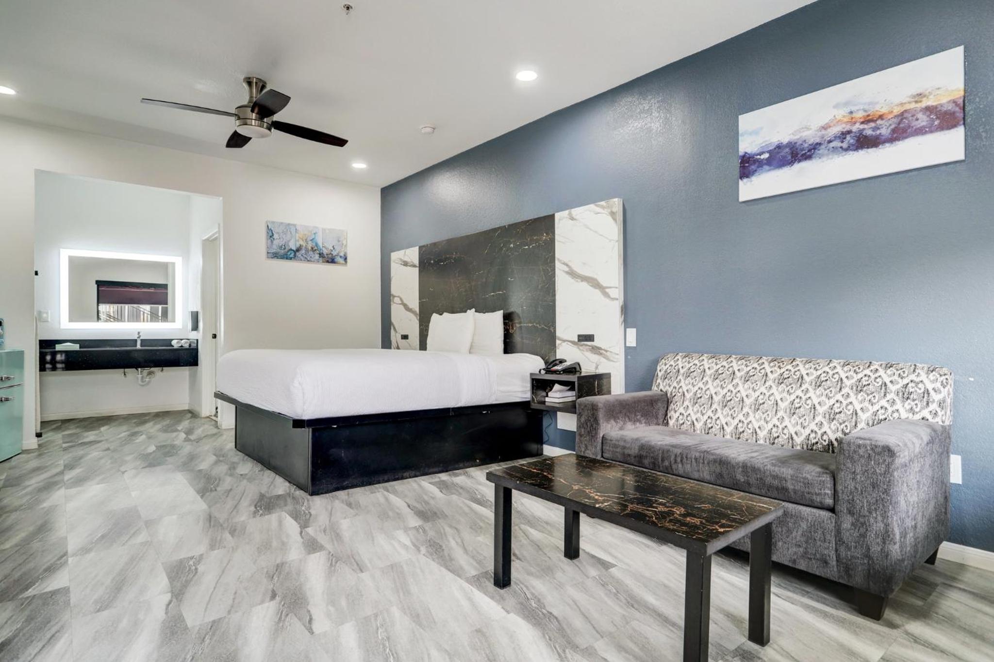 King Room - Non-Smoking - Photo 21