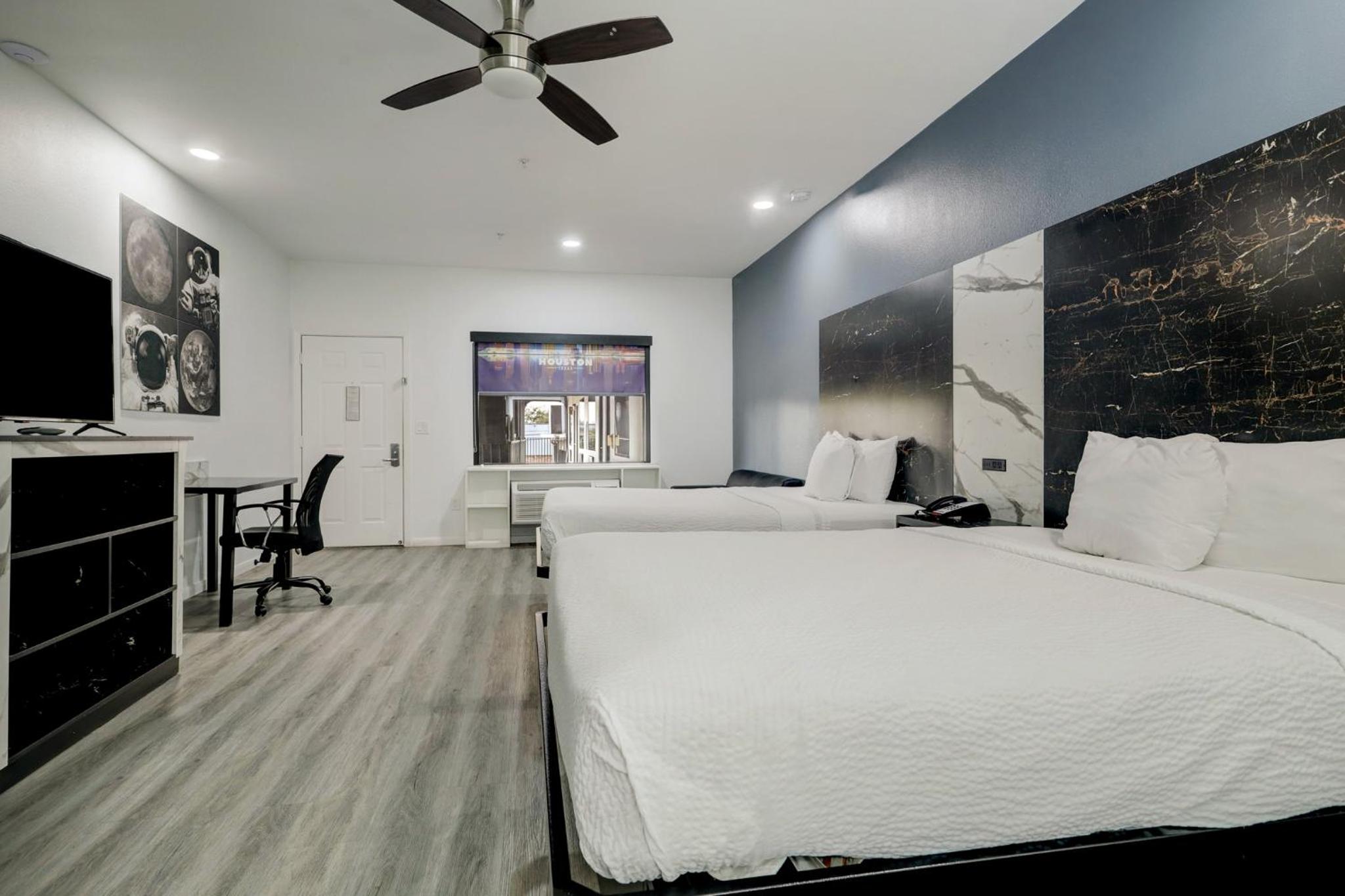 Queen Room With Two Queen Beds - Non-Smoking - Photo 6
