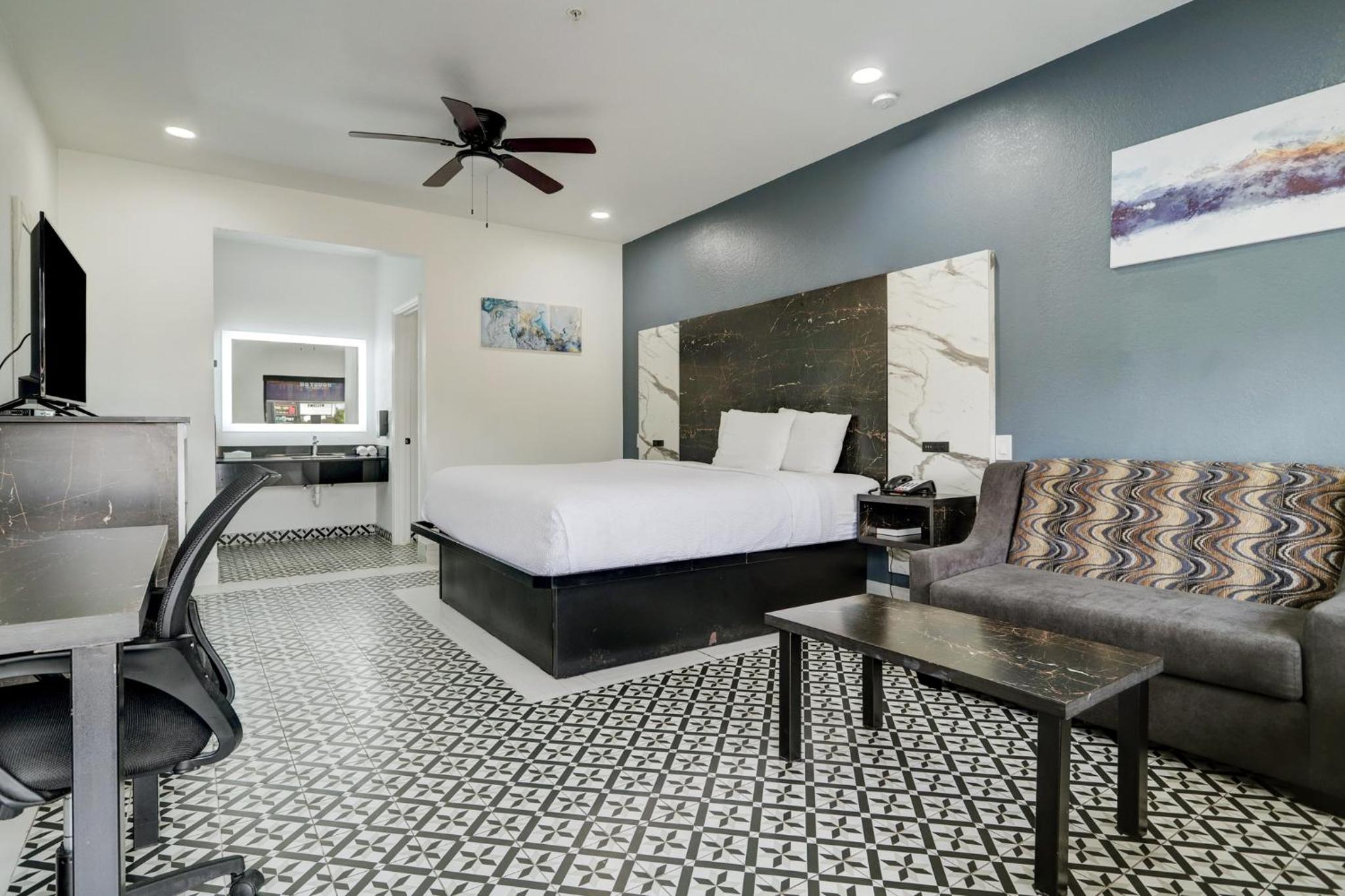 King Room - Non-Smoking - Photo 25