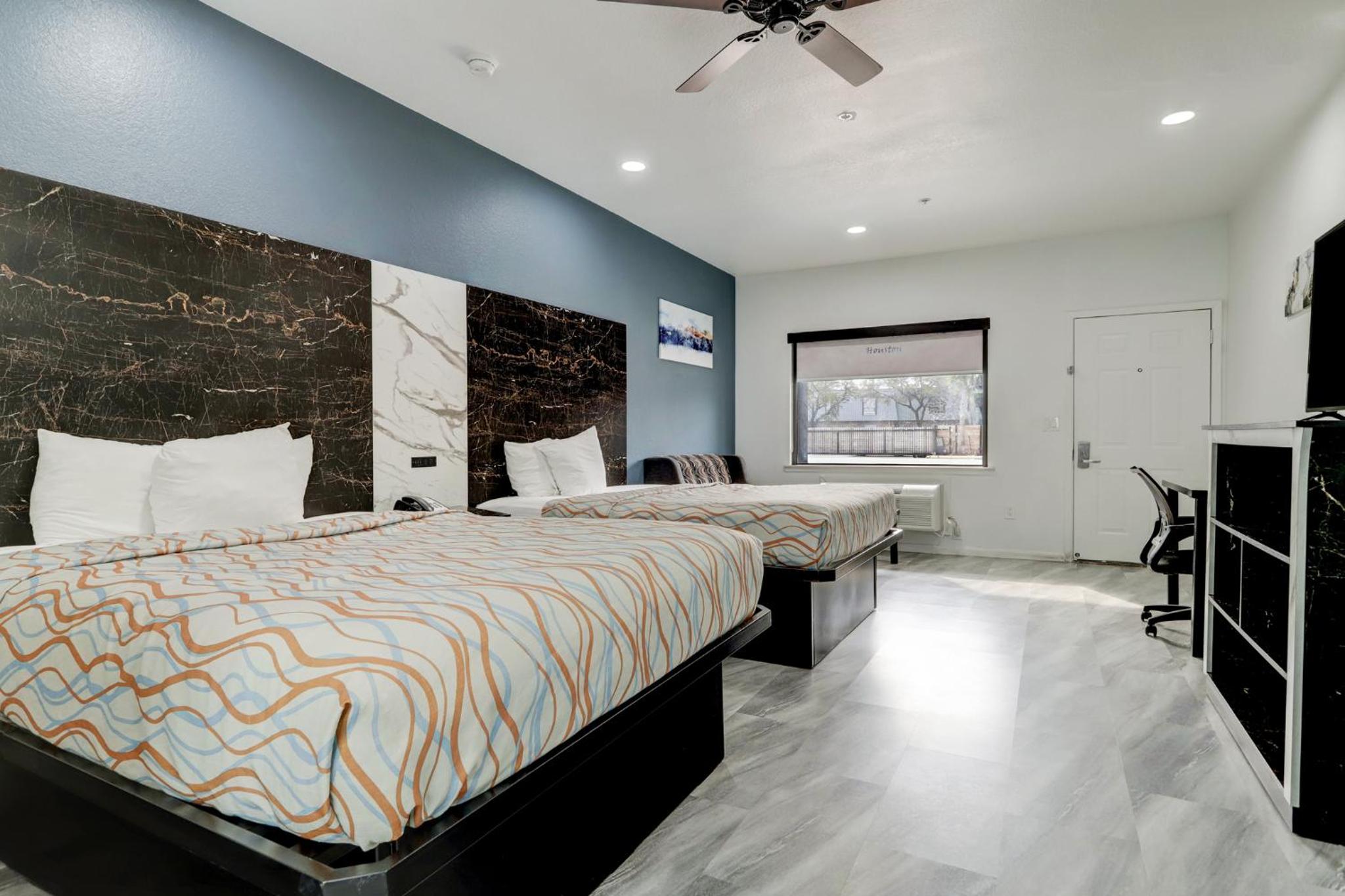 Queen Room With Two Queen Beds - Non-Smoking - Photo 8