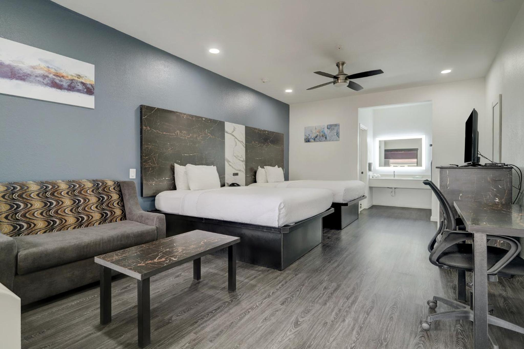 Queen Room With Two Queen Beds - Non-Smoking - Photo 11