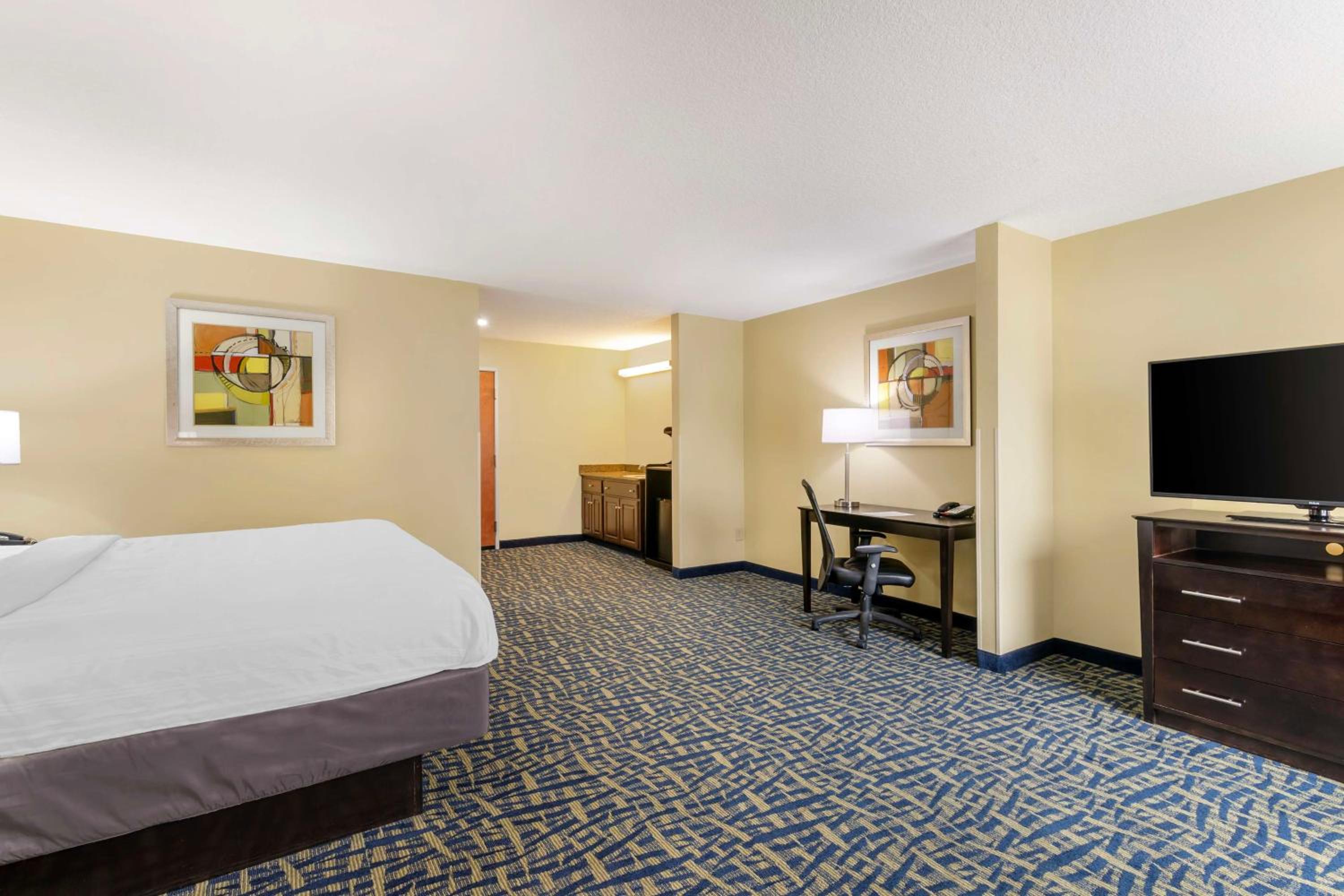 King Suite - Non-Smoking - Photo 2