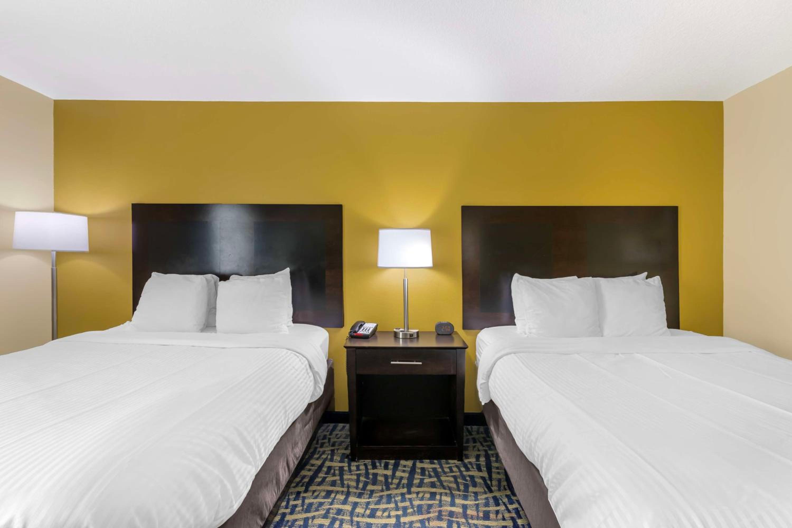 Queen Room with Two Queen Beds and Bath Tub - Disability Access/Non-Smoking  - Photo 4