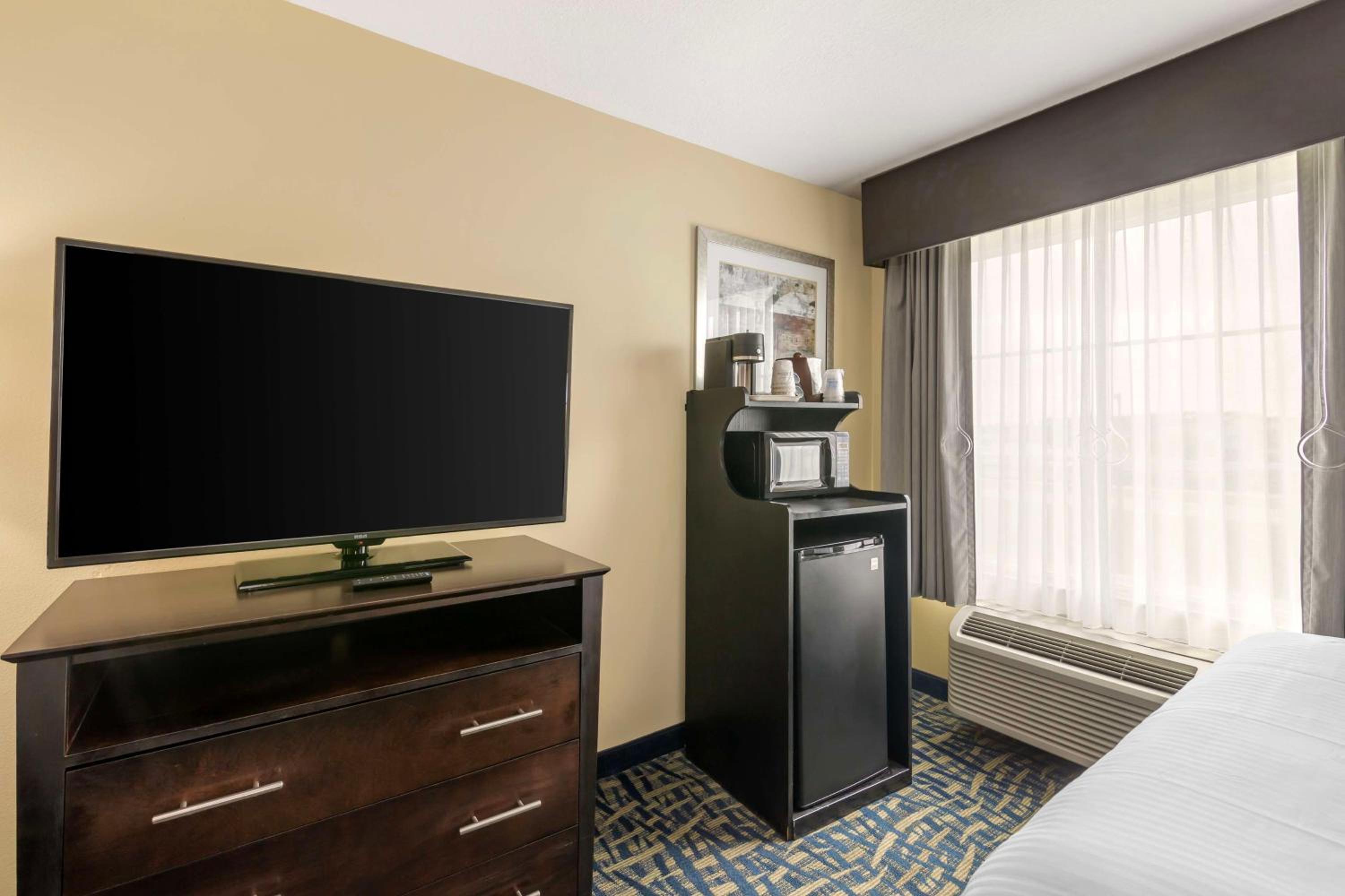 Queen Room with Two Queen Beds and Bath Tub - Disability Access/Non-Smoking  - Photo 5