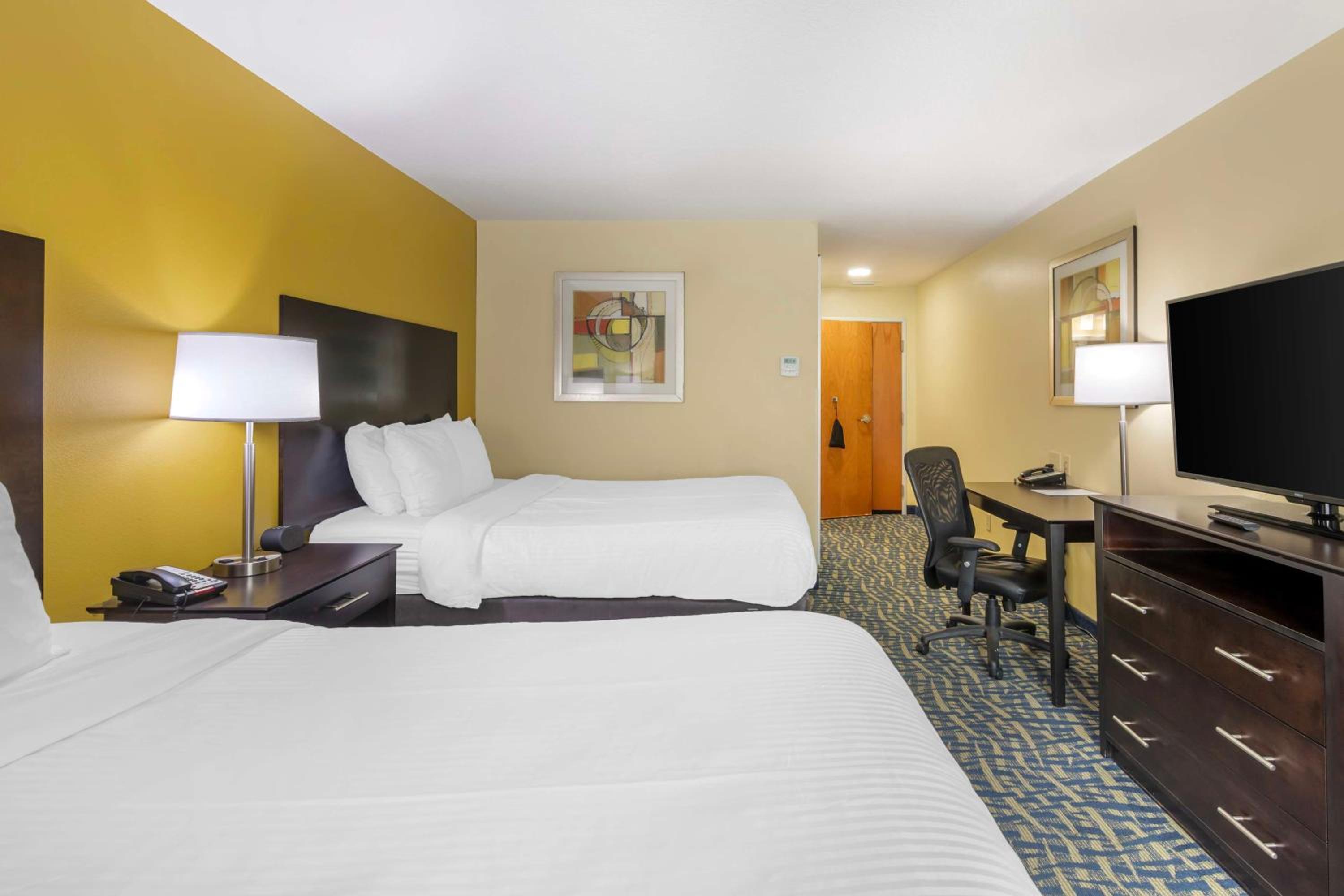 Queen Room with Two Queen Beds and Bath Tub - Disability Access/Non-Smoking  - Photo 2