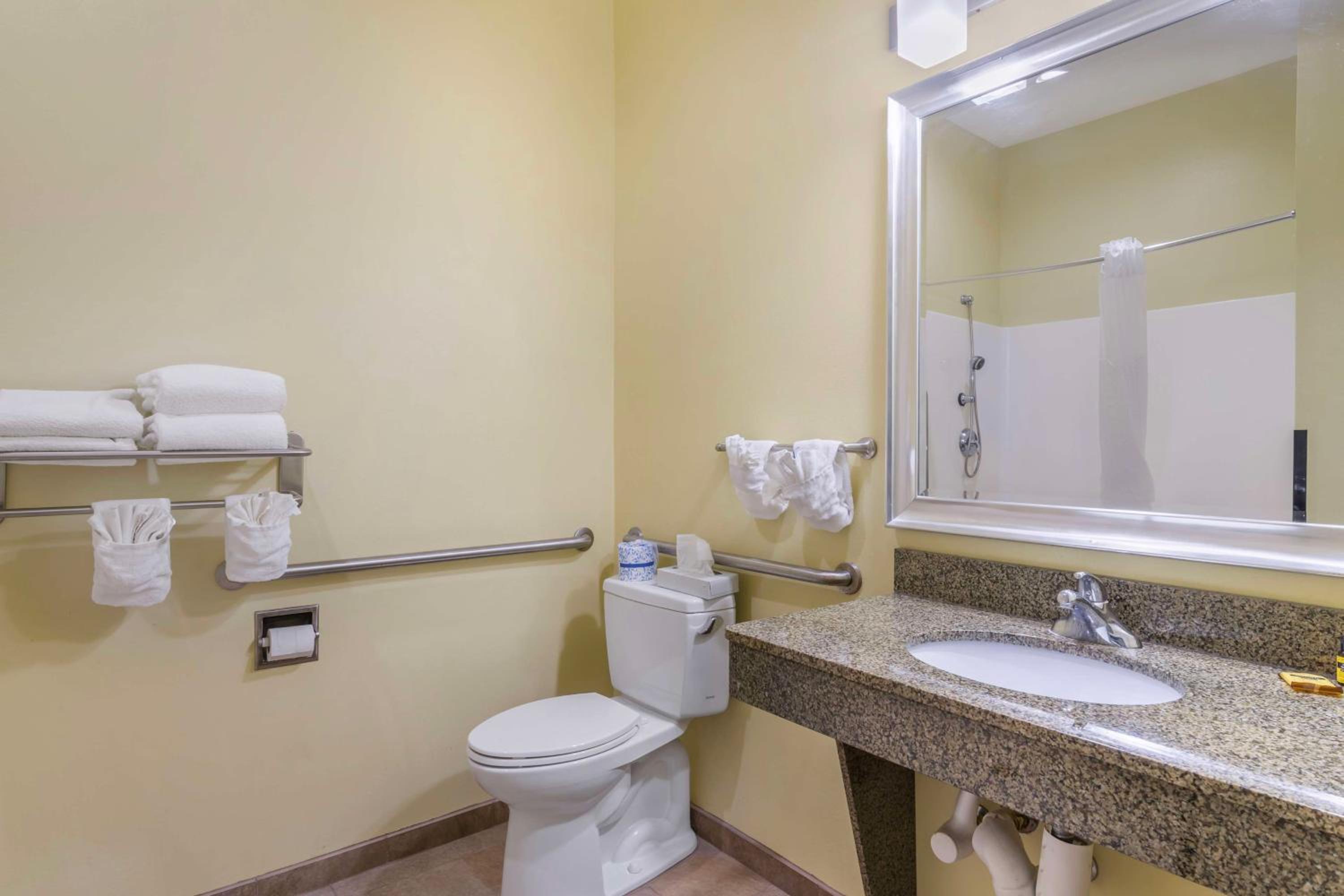 Queen Room with Two Queen Beds and Bath Tub - Disability Access/Non-Smoking  - Photo 3