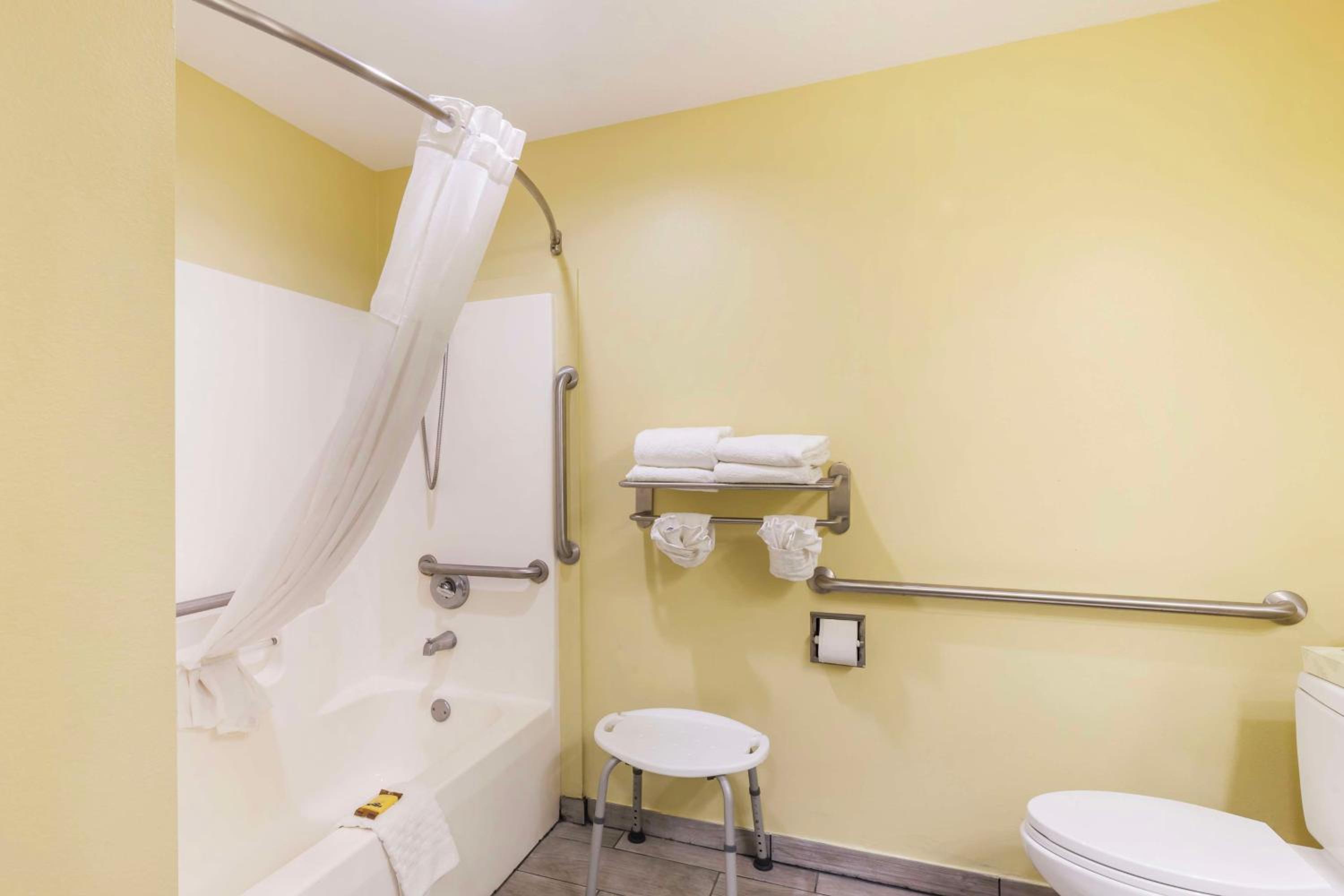 Queen Room with Two Queen Beds and Bath Tub - Disability Access/Non-Smoking  - Photo 6