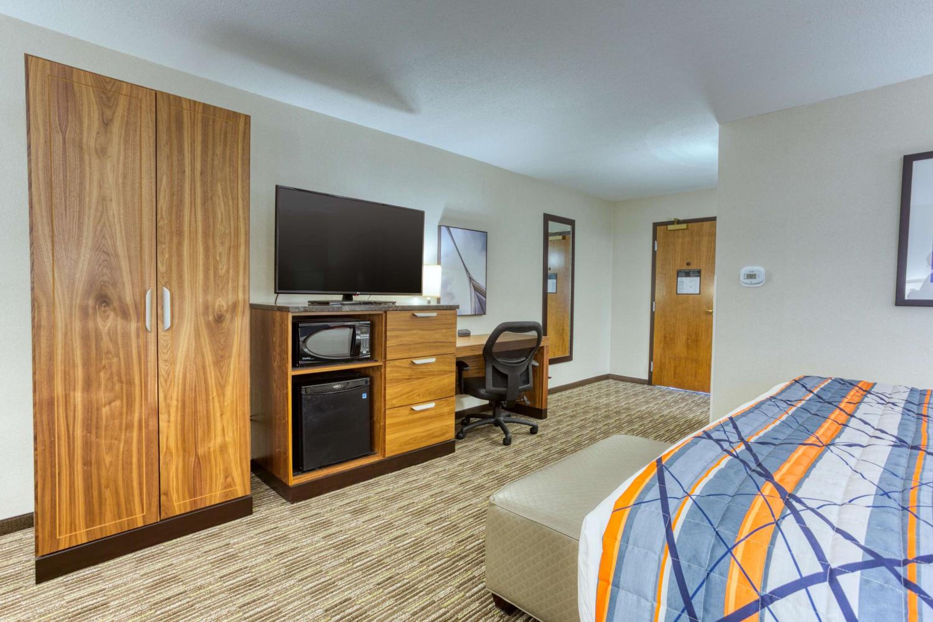 Deluxe King Room with Sofa Bed photo 3