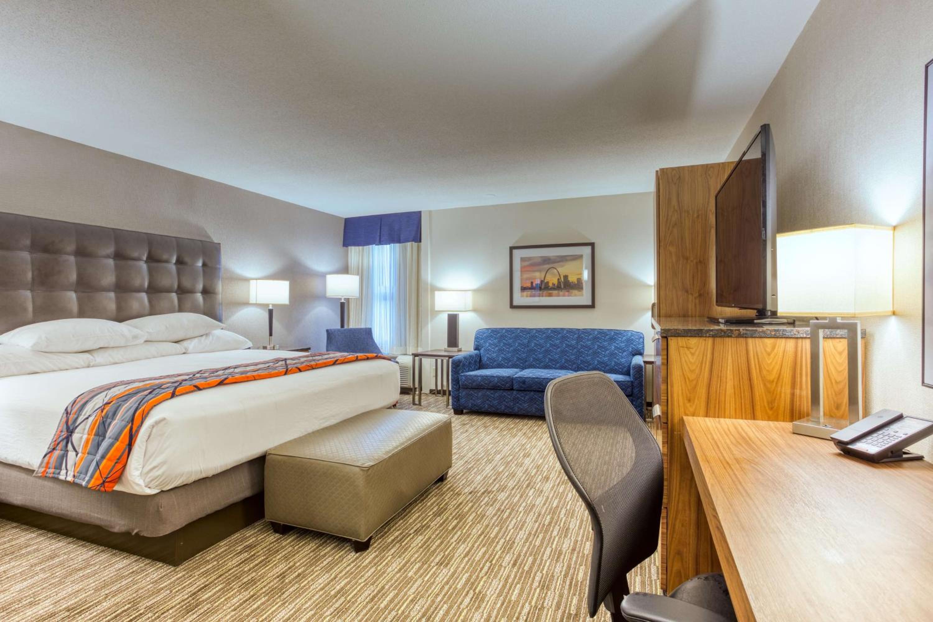 Deluxe King Room with Sofa Bed photo 2