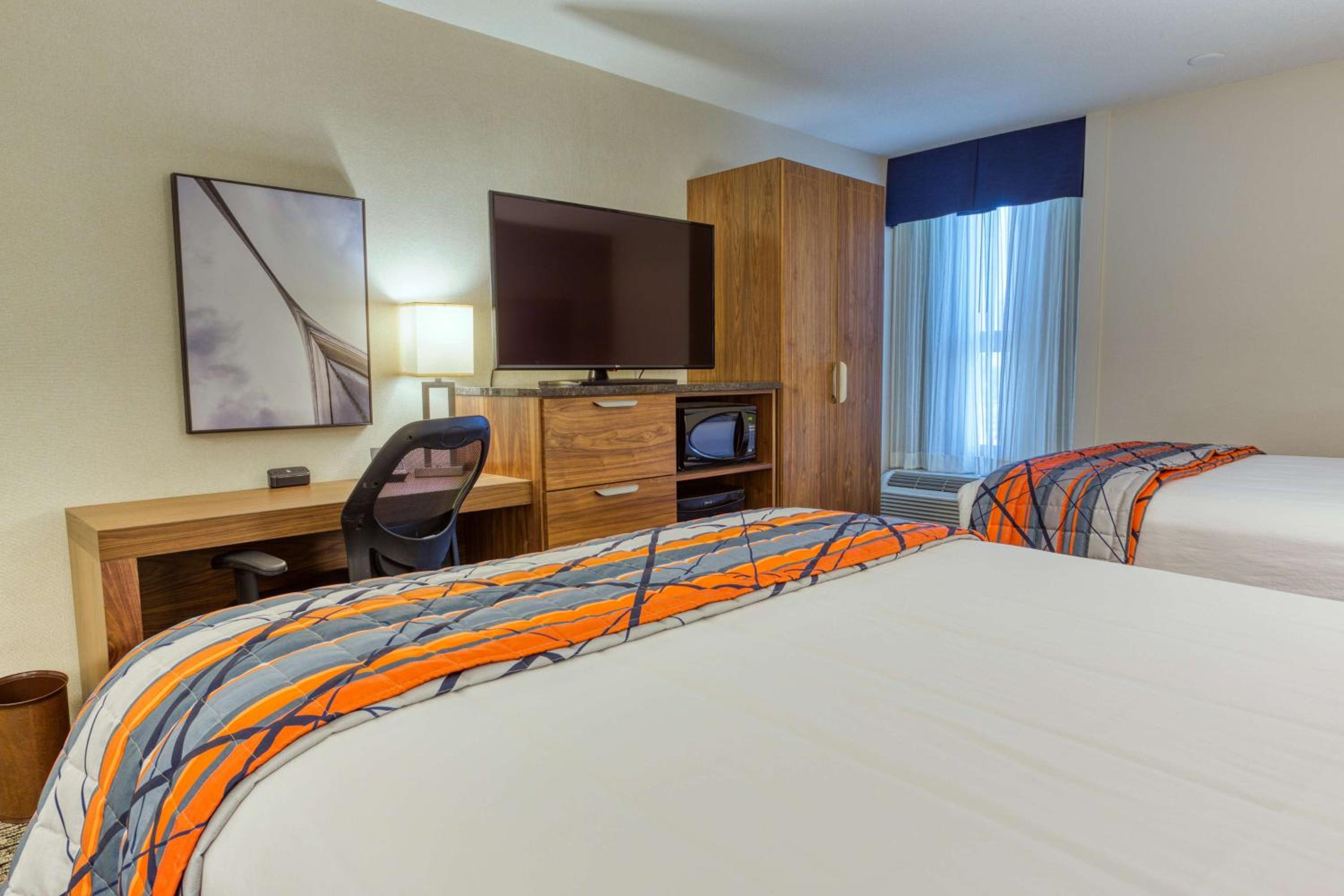 Deluxe Queen Room with Two Queen Beds photo 3