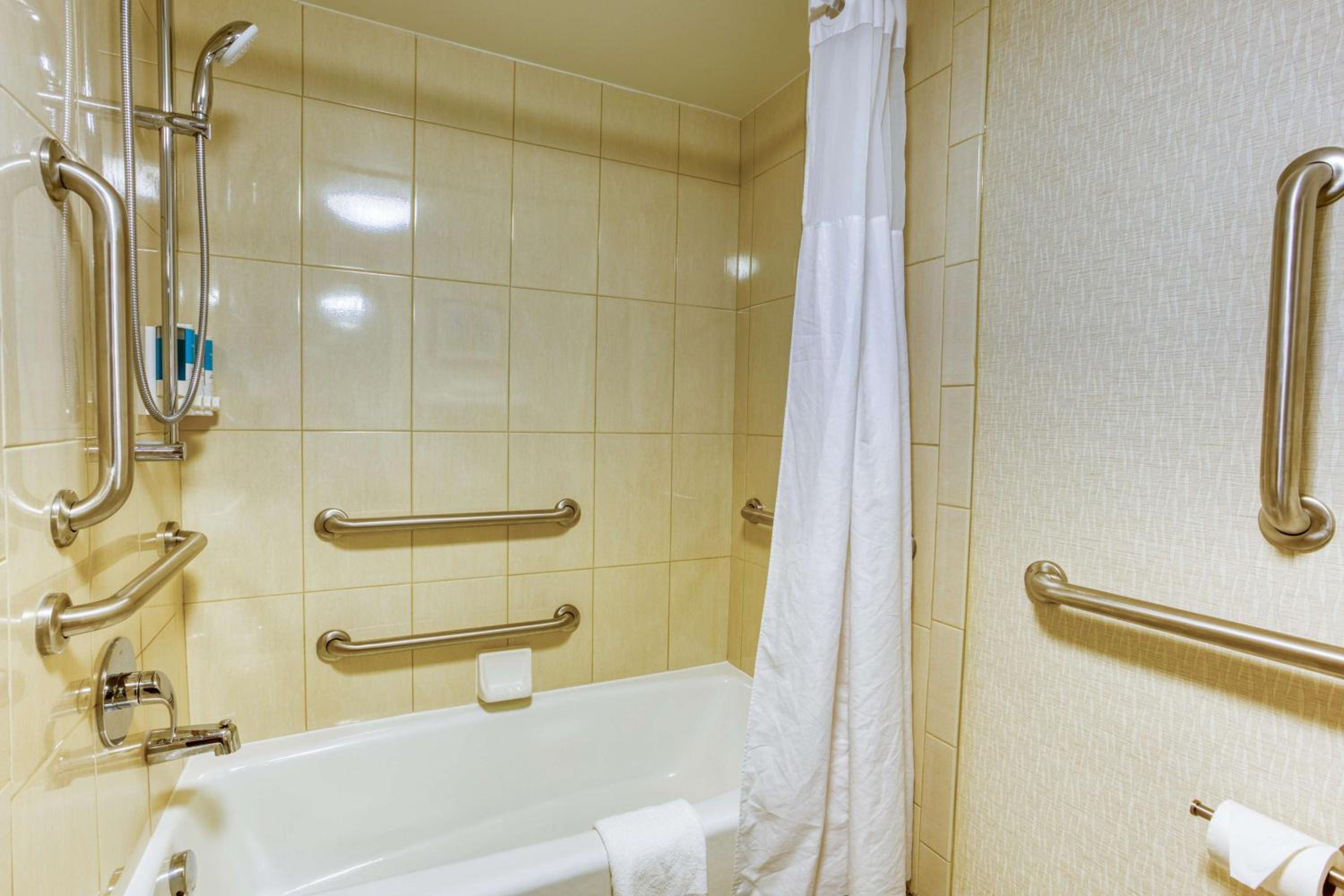 Superior Queen Room with Two Queen Beds - Accessible, Tub photo 3
