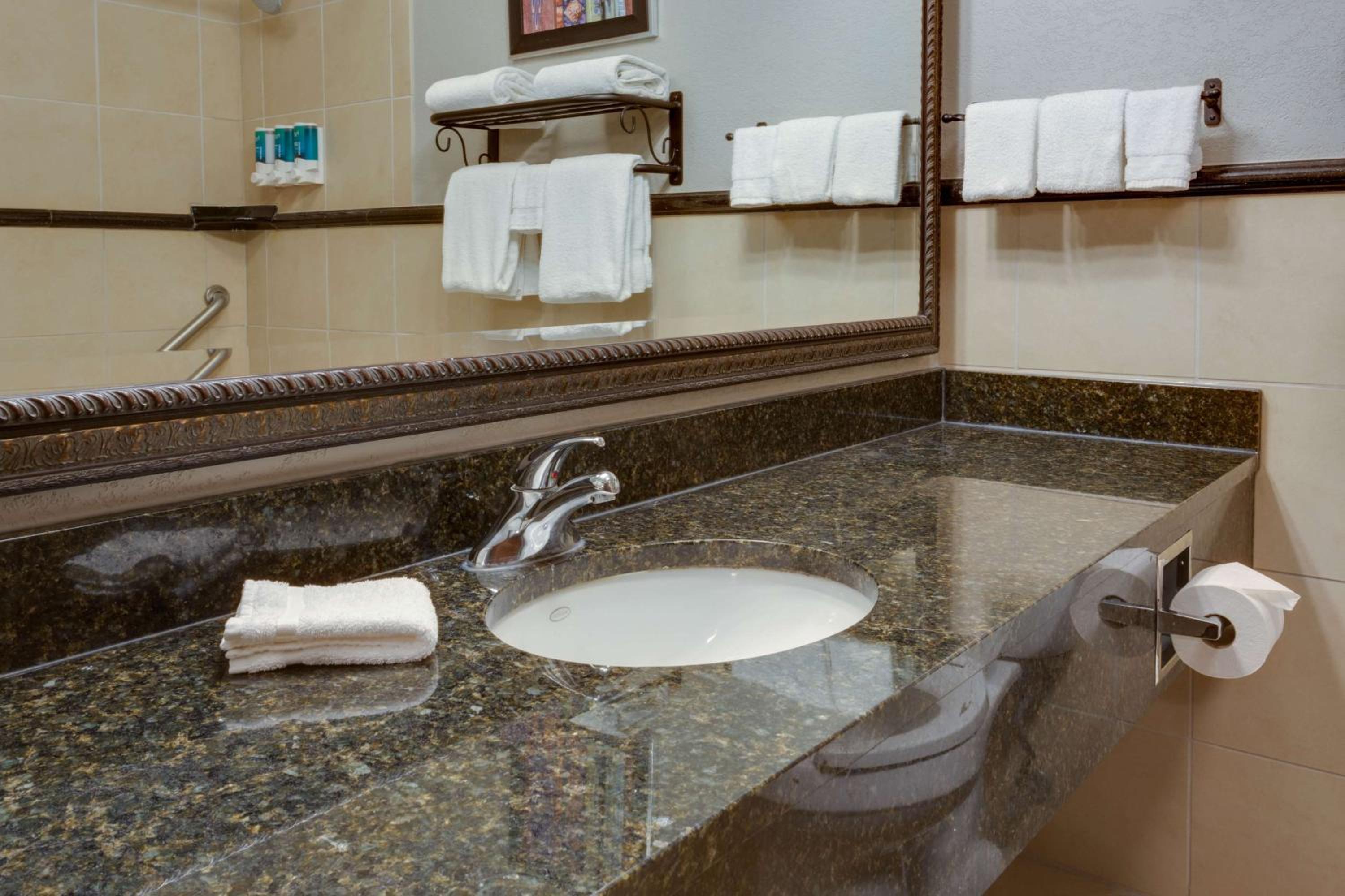 Deluxe Queen Room with Two Queen Beds - Photo 2