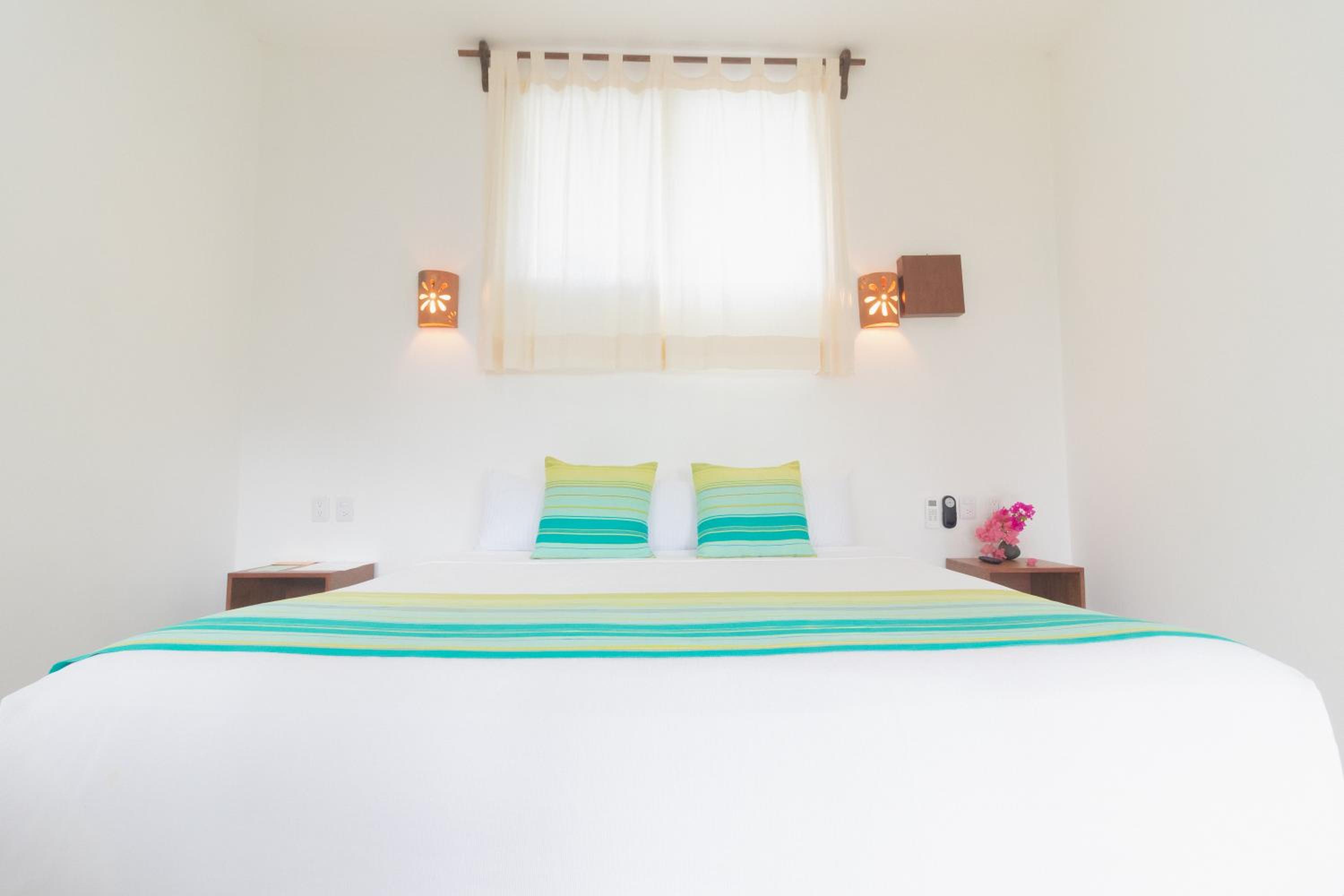 Deluxe King Room - Photo 14