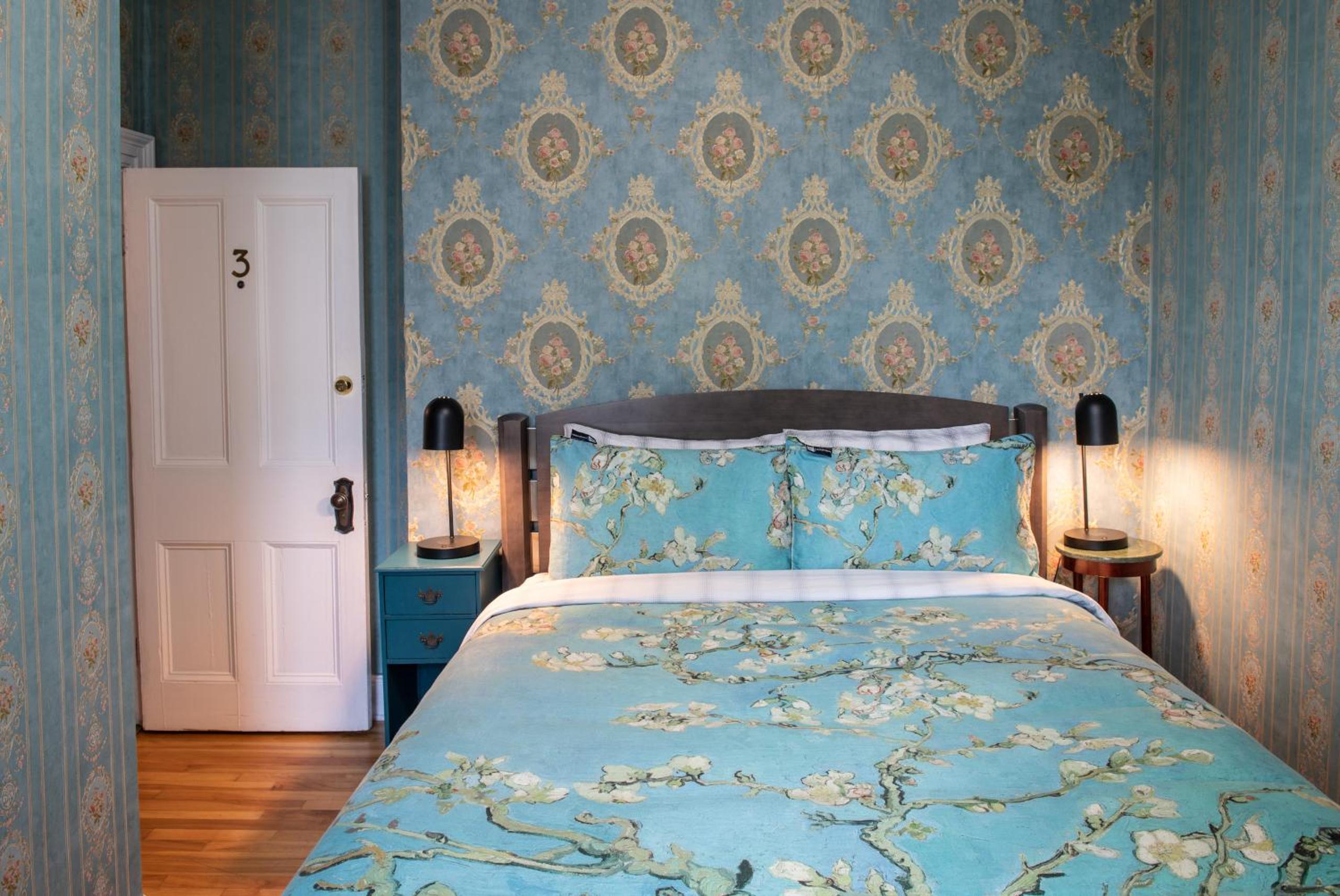 Queen Room photo 1