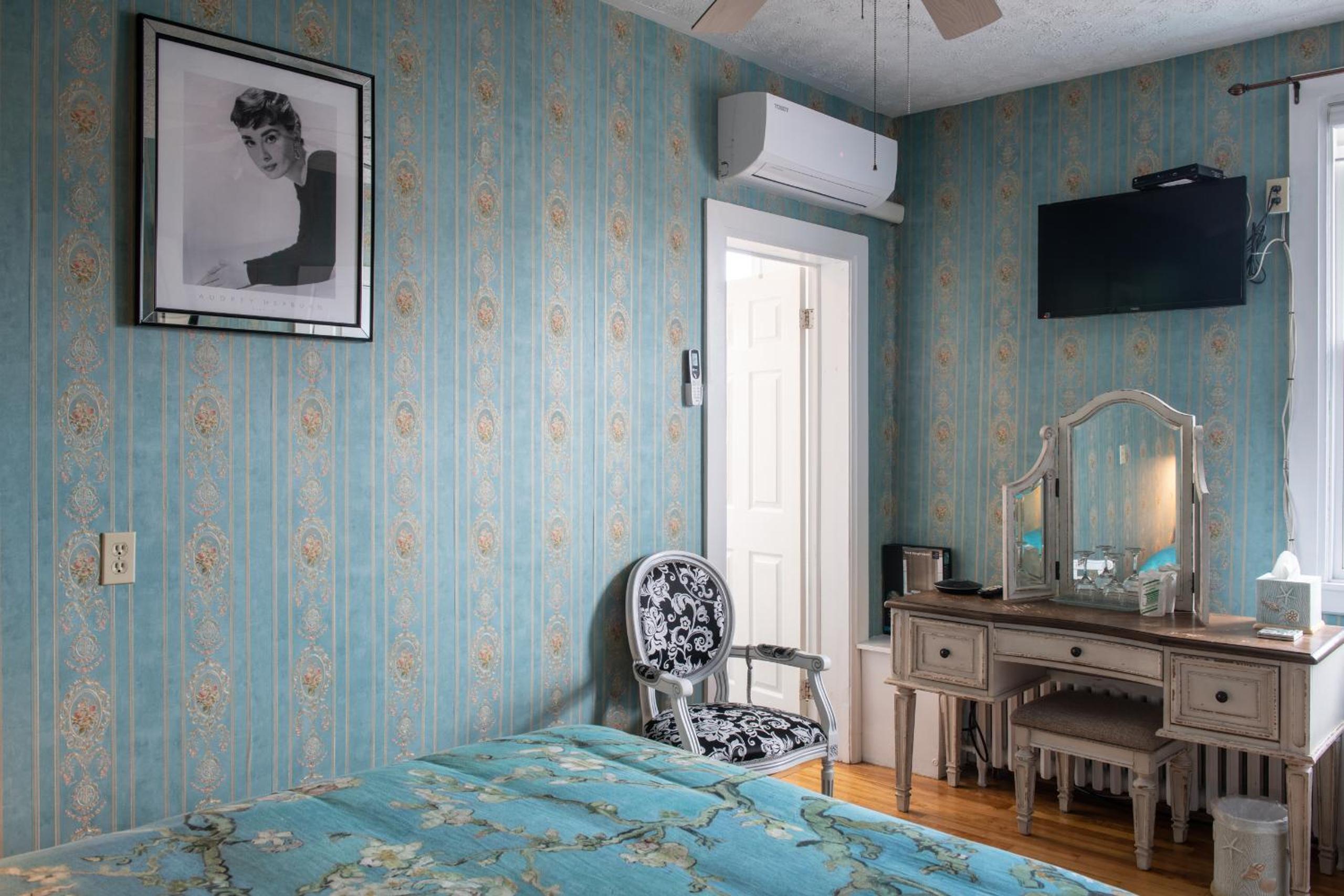 Queen Room photo 2