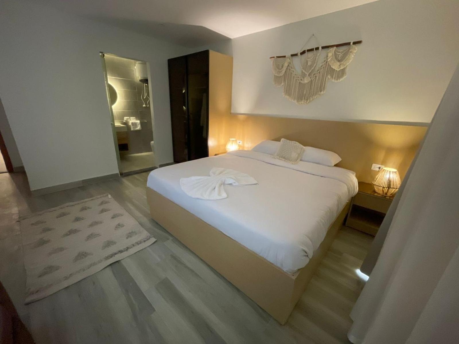 Superior King Room with Pyramids View