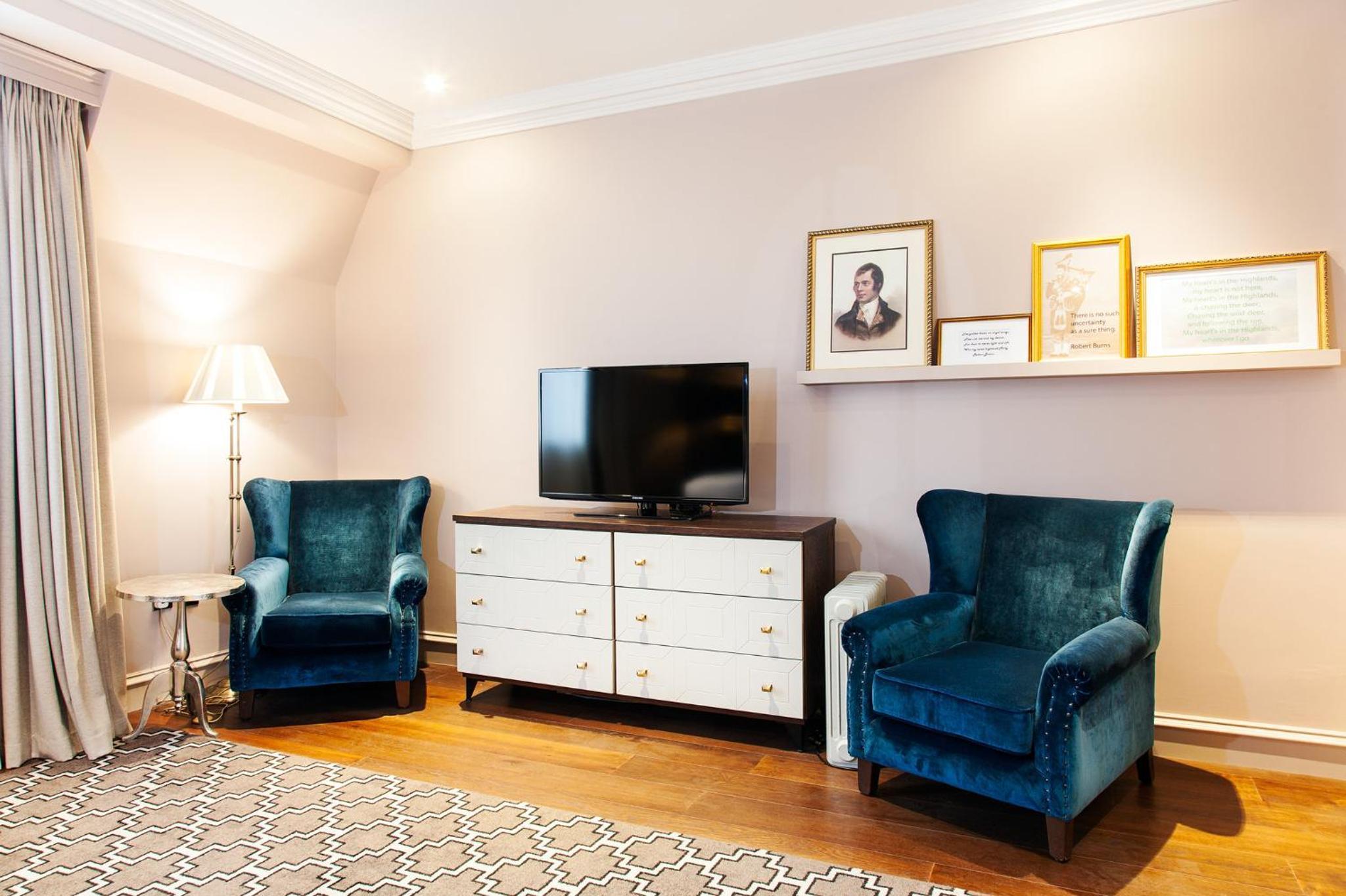 King Suite with City View - Photo 5