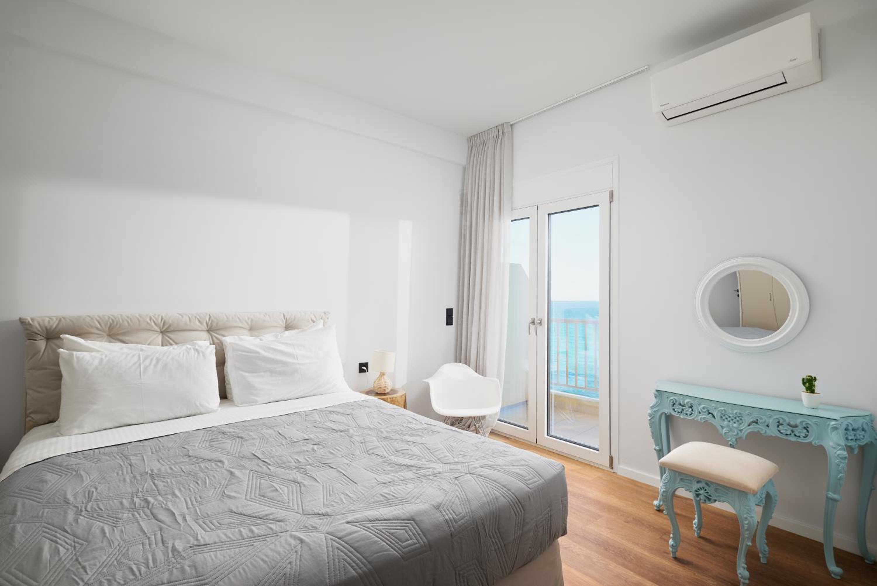 Deluxe One-Bedroom Apartment with Ocean View photo 1
