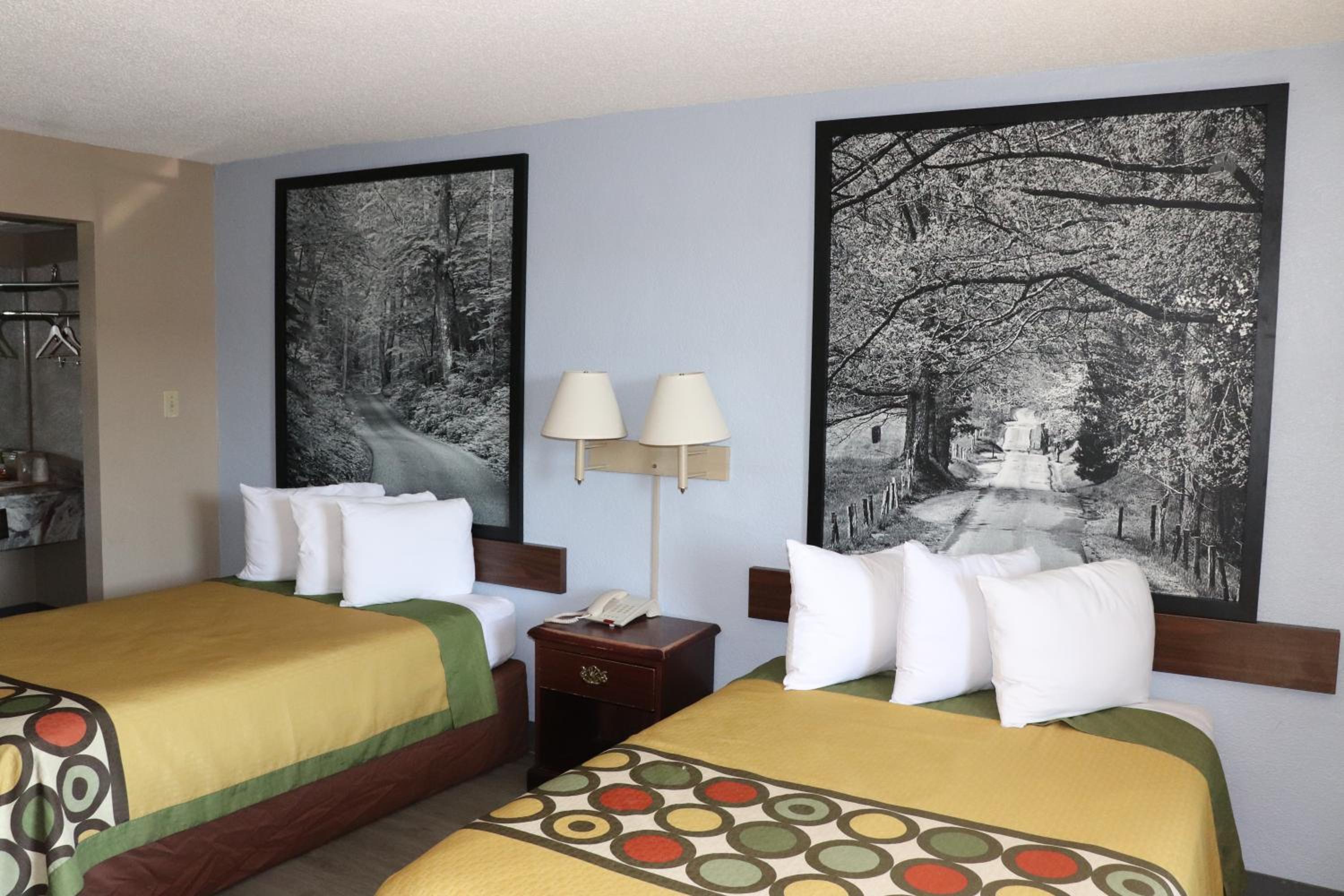 Double Room with Two Double Beds - Smoking - Photo 1