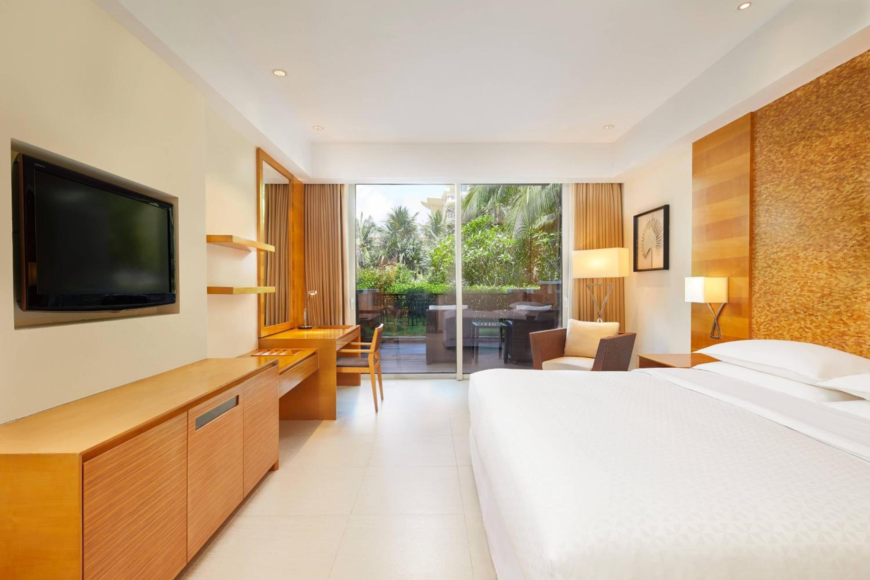 Guest room, 1 King, Garden View, Balcony