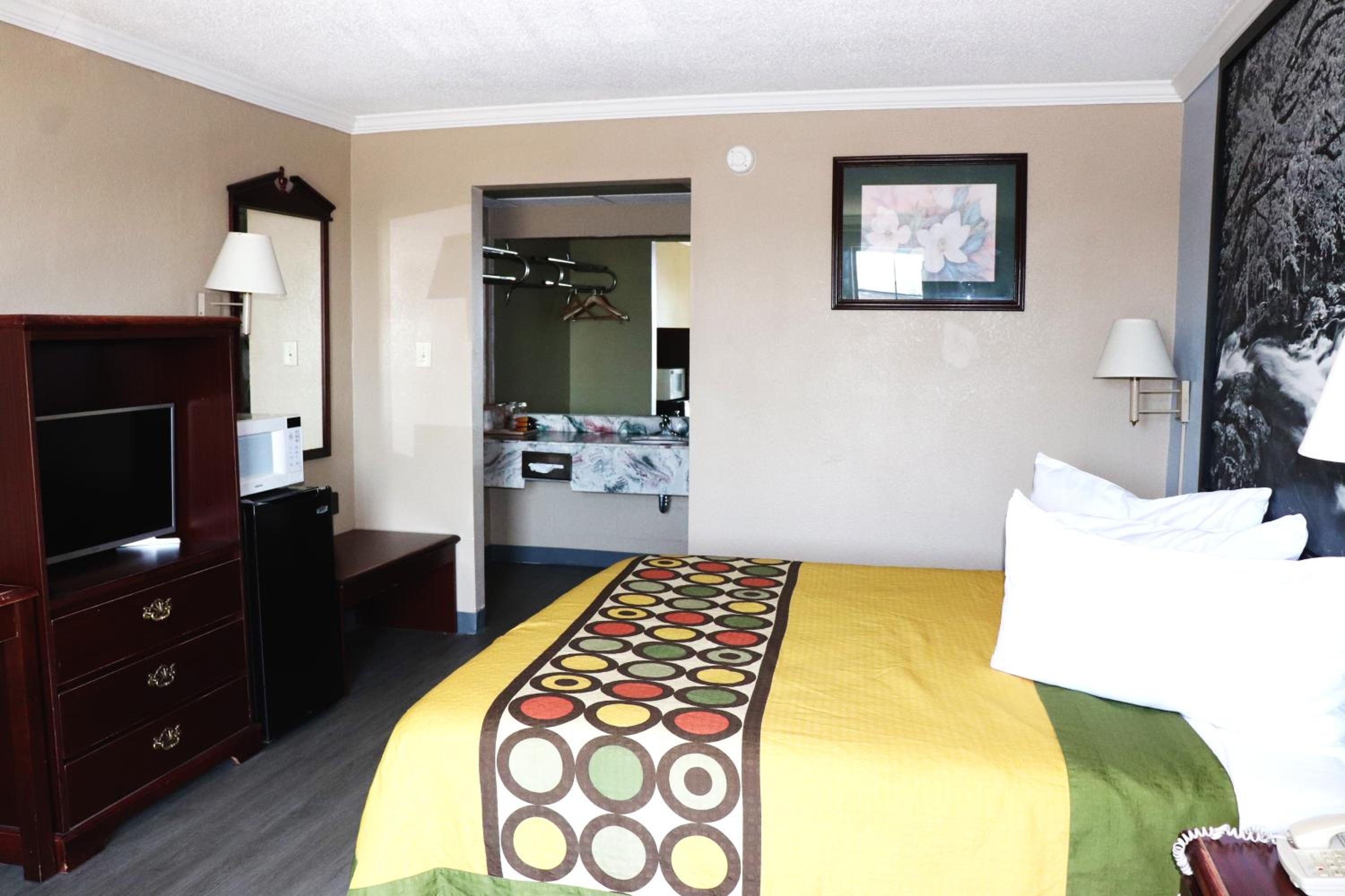King Room - Non-Smoking - Photo 3