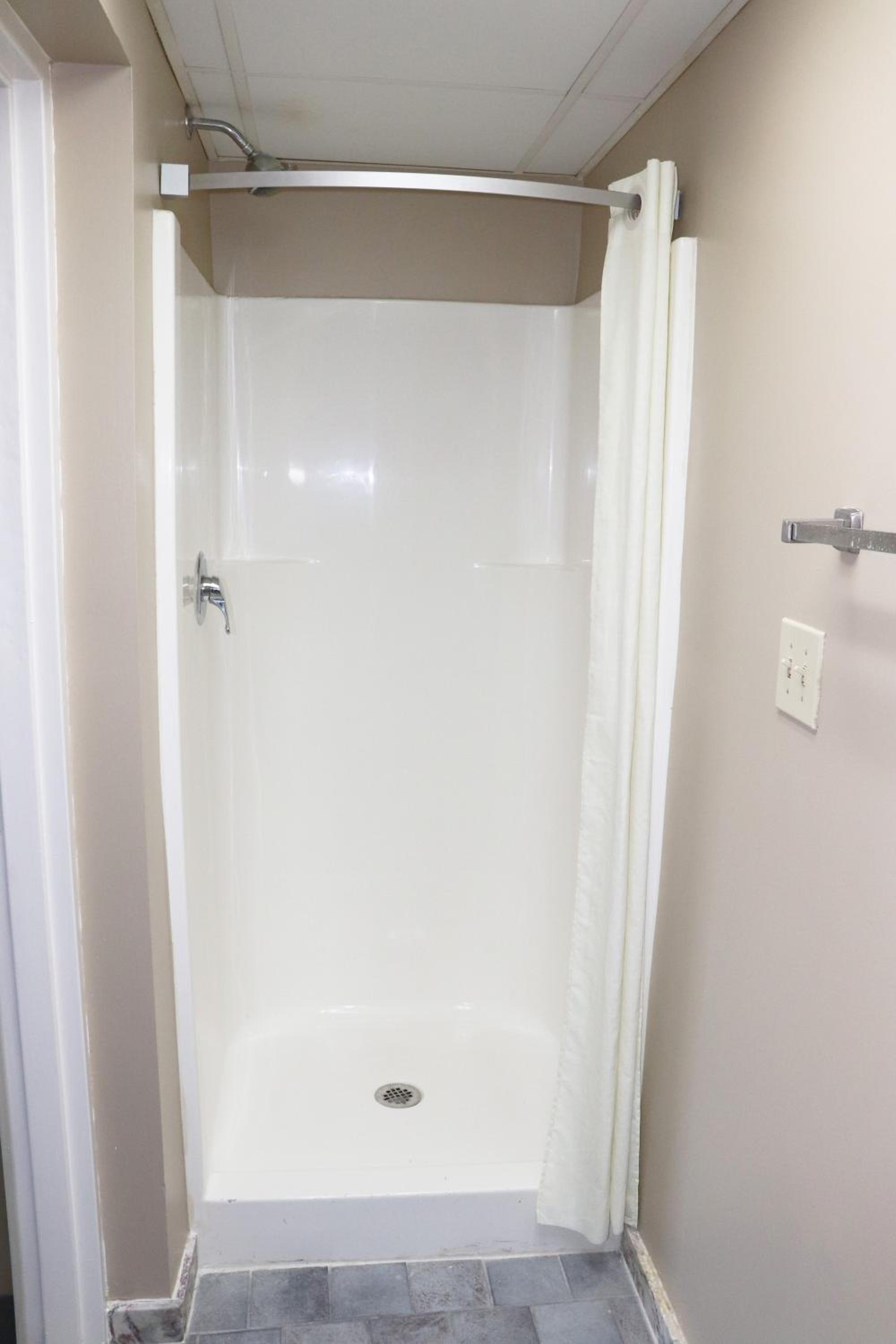 King Suite - Non-Smoking - Photo 2